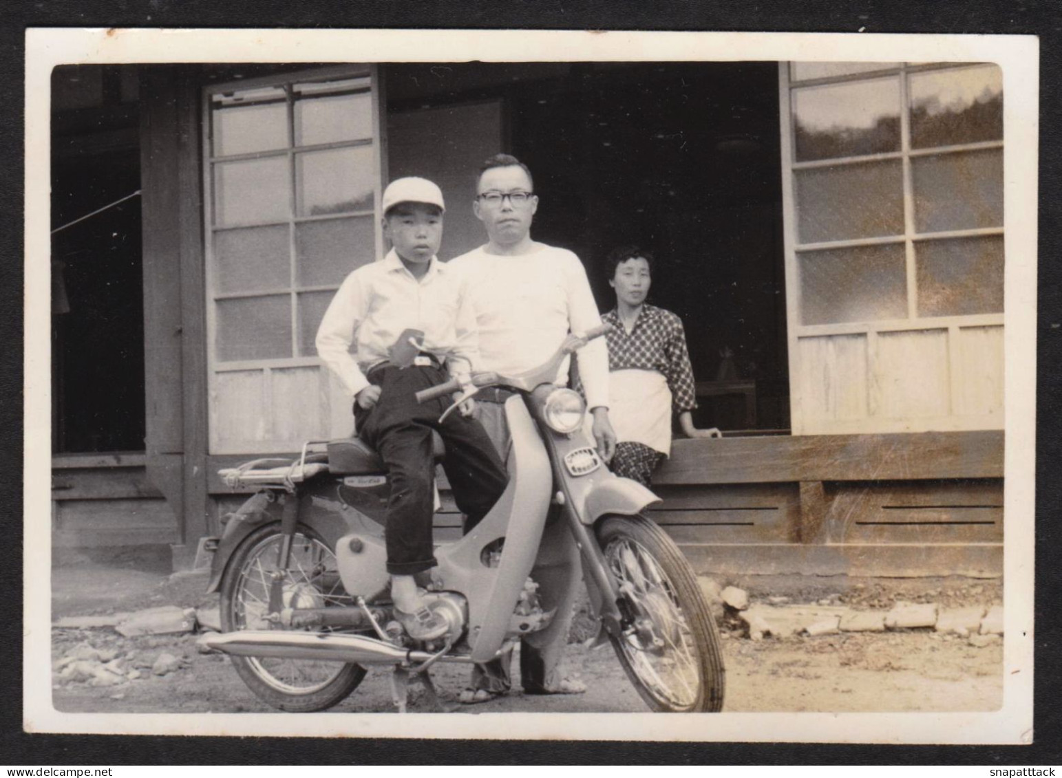 Jolie Photographie Jeune Garçon Sur Une Moto Honda C50, Photo Japonaise Tirage Original Format 8,8 X 6,3 Cm - Cycling