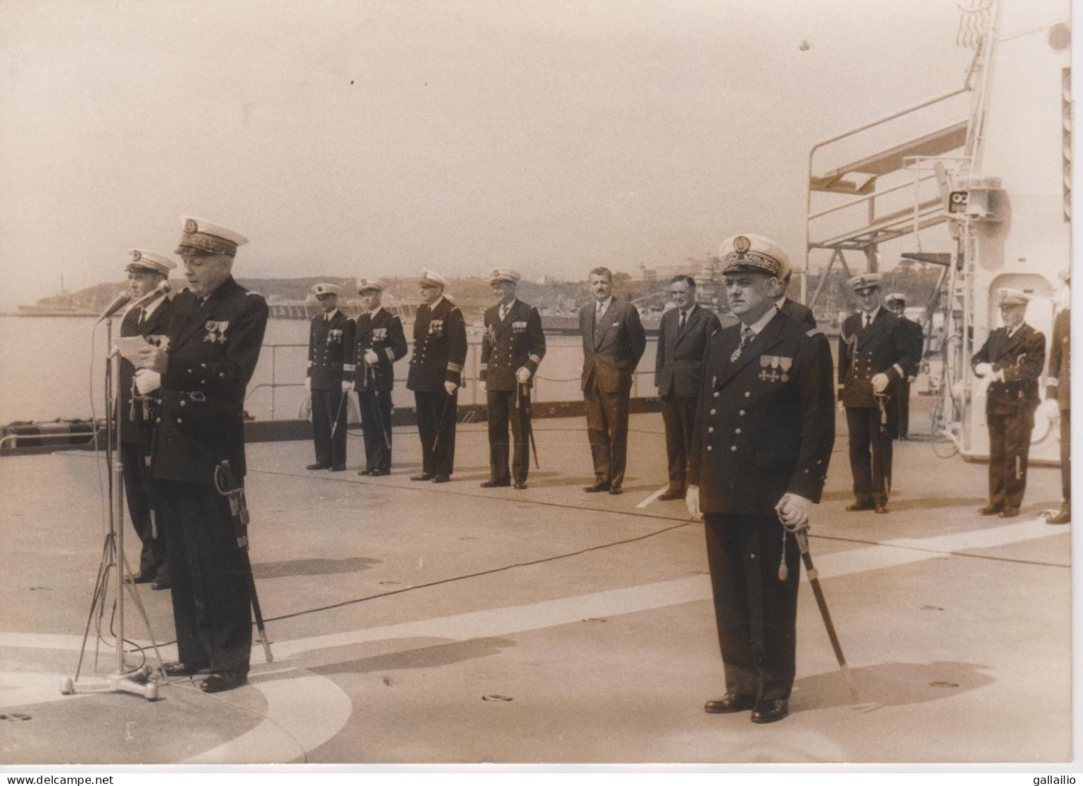 PHOTO PRESSE LA RESOLUE DEVIENT LA JEANNE D'ARC CERE%O?IE A BREST PHOTO KEYSTONE JUILLET 1964 FORMAT 18 X 13 CMS - Schiffe