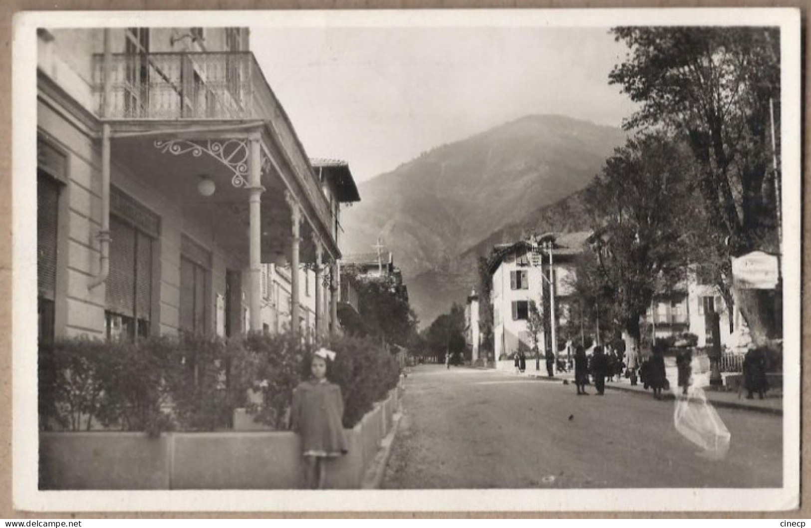 CPSM 06 - TENDE - La Place - TB PLAN CENTRE VILLAGE Jolie ANIMATION 1951 - TAMPON COLONIE SNCF - Sonstige & Ohne Zuordnung