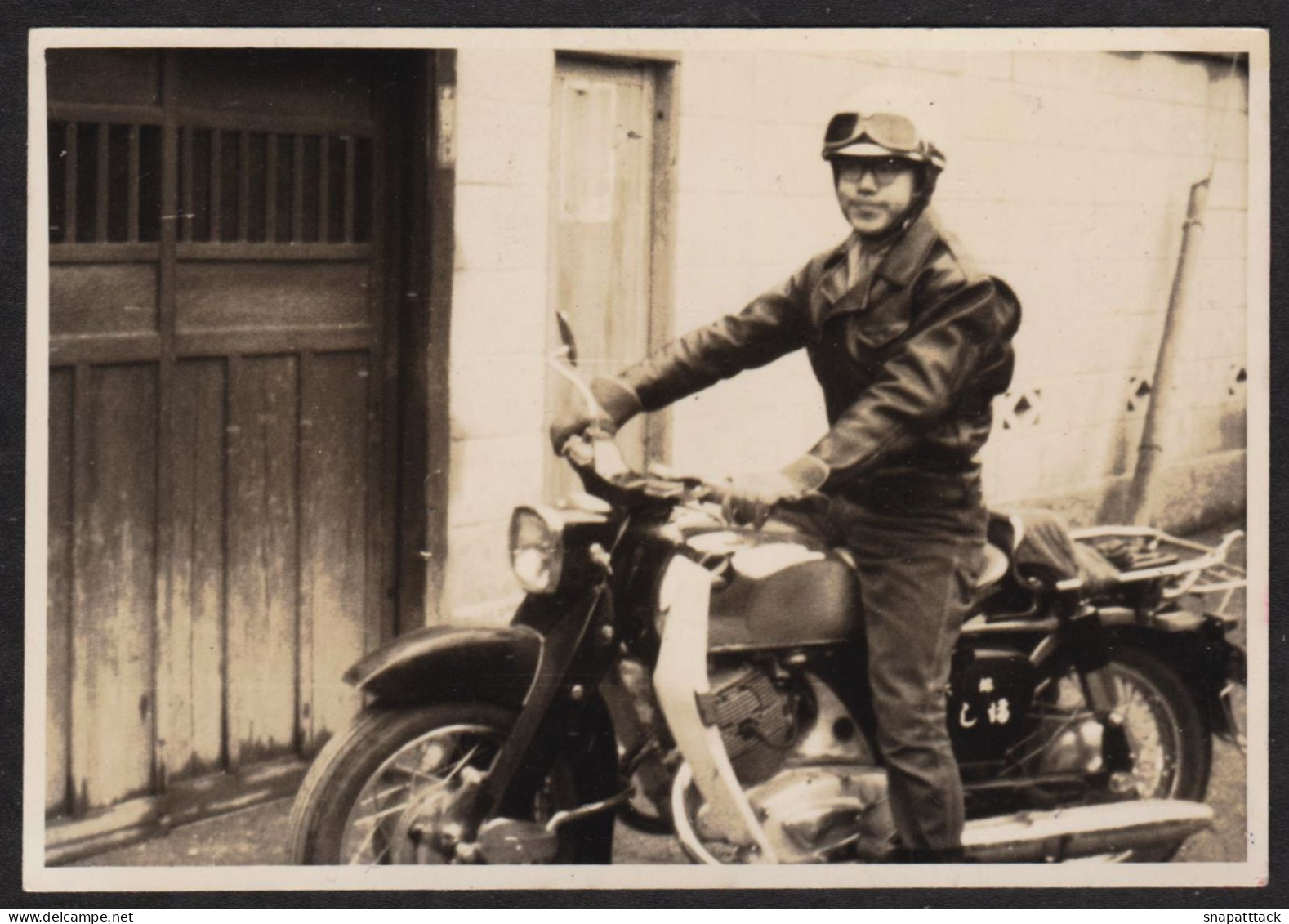 Jolie Photographie D'un Homme Sur Une Moto Japonaise Modèle à Identifier, Tirage Original Japon Format 8,8x5,9cm - Cycling