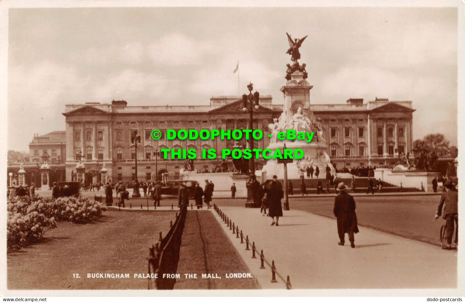 R536243 London. Buckingham Palace From The Mall. RP - Sonstige & Ohne Zuordnung