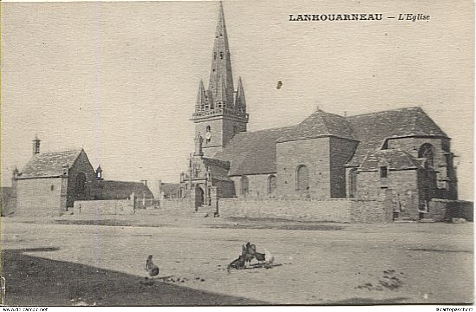 X120302 BRETAGNE FINISTERE LANHOUARNEAU L' EGLISE PLAN RARE AVEC DES POULES PICORANT - Bénodet