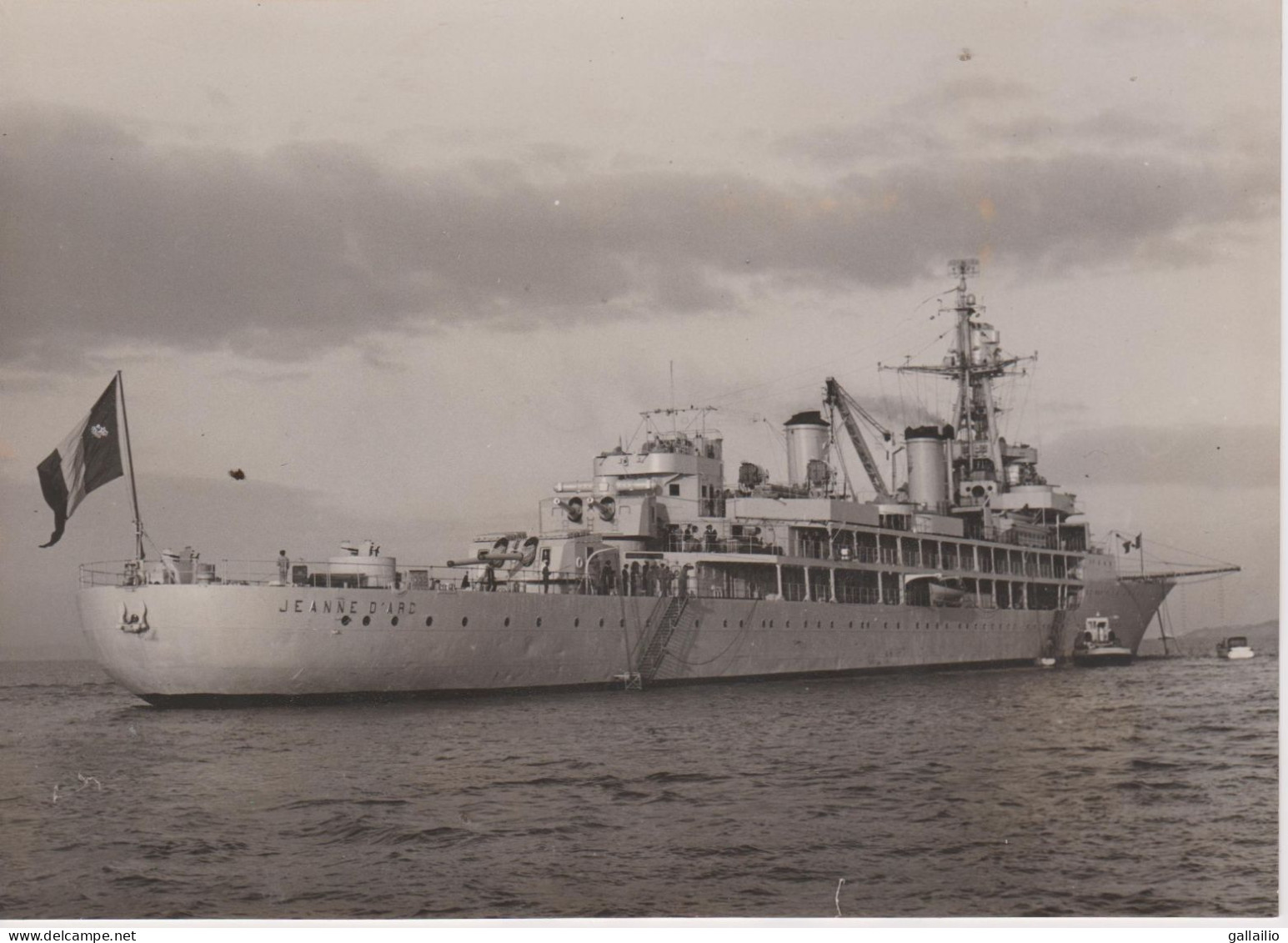 PHOTO PRESSE LE CROISEUR ECOLE JEANNE D'ARC EN RADE DE BREST NOVEMBRE 1962 A D P PHOTO  FORMAT 18 X 13 CMS - Boten