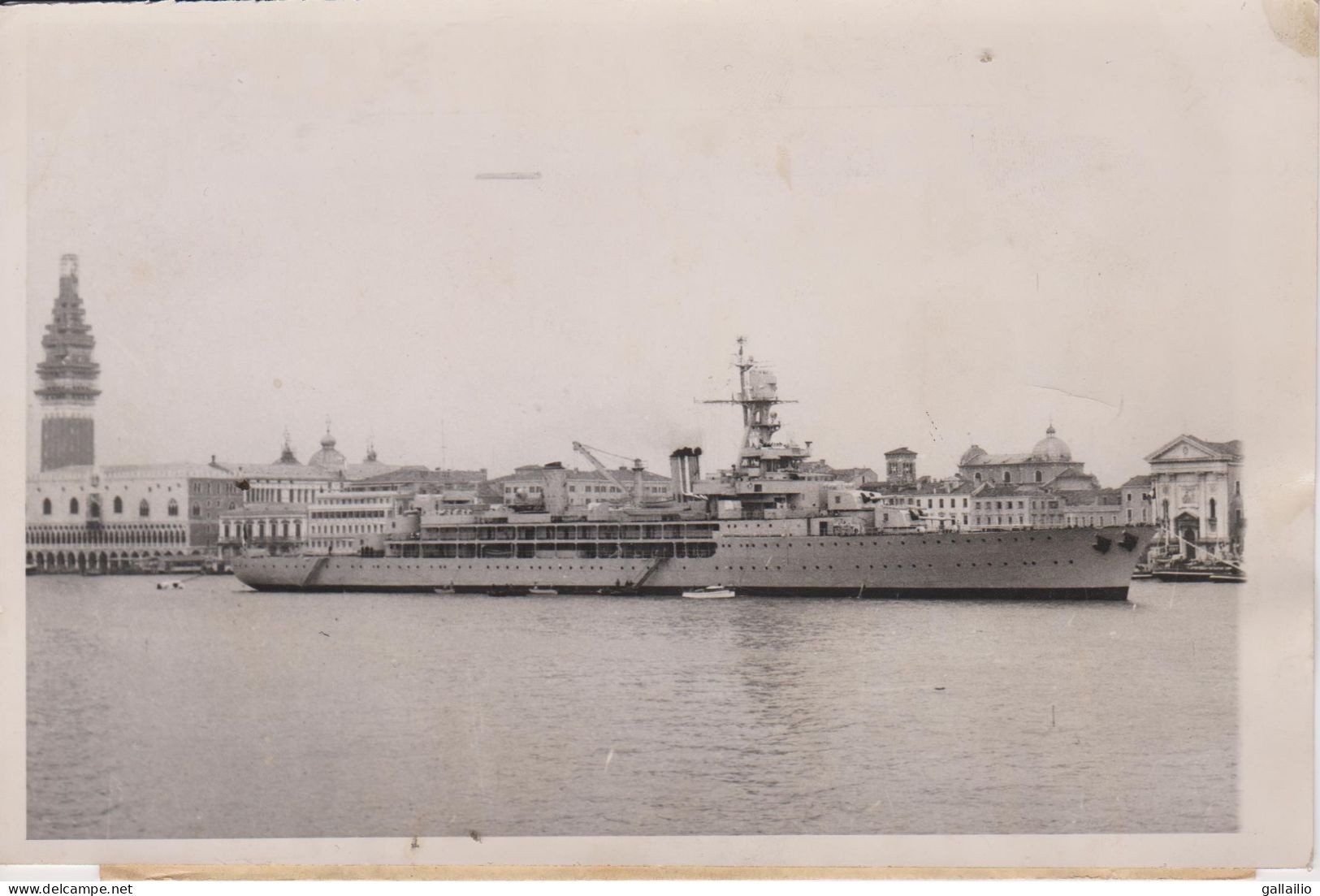 PHOTO PRESSE LE CROISEUR ECOLE JEANNE D'ARC A VENISE UNITED PRESS PHOTO AVRIL 1955  PHOTO  FORMAT 18 X 13 CMS - Schiffe