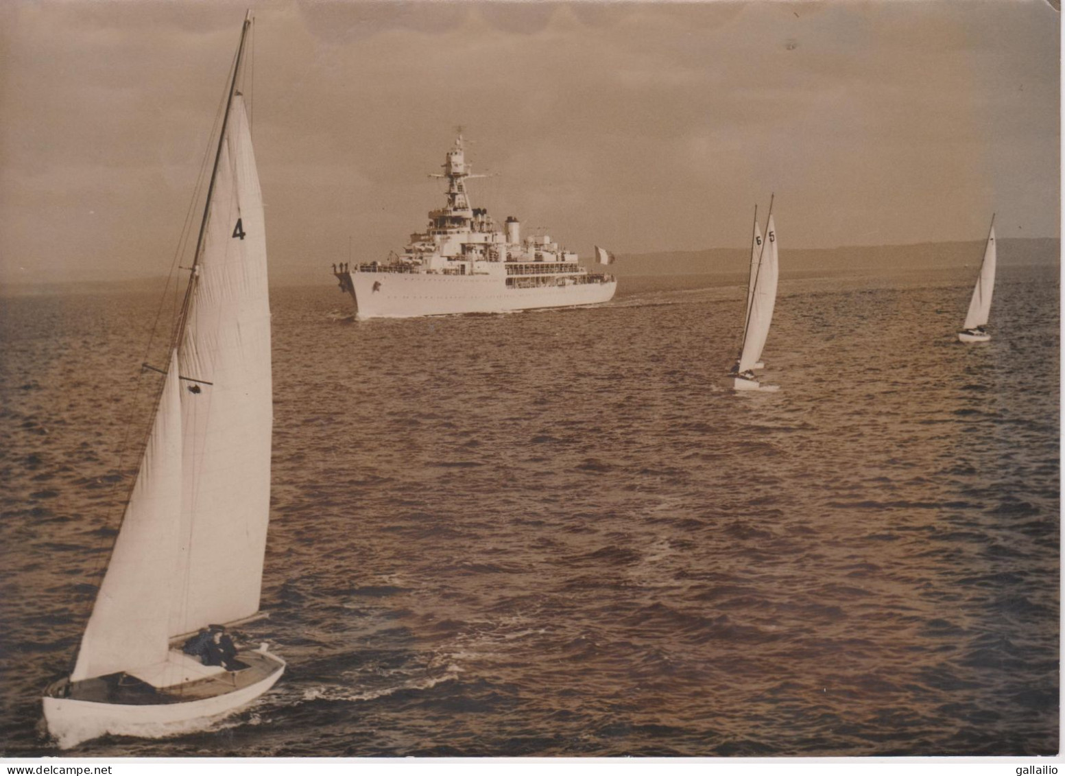 PHOTO PRESSE LE CROISEUR ECOLE JEANNE D'ARC QUITTANT BREST MAI 1950 FORMAT 18 X 13 CMS - Boten