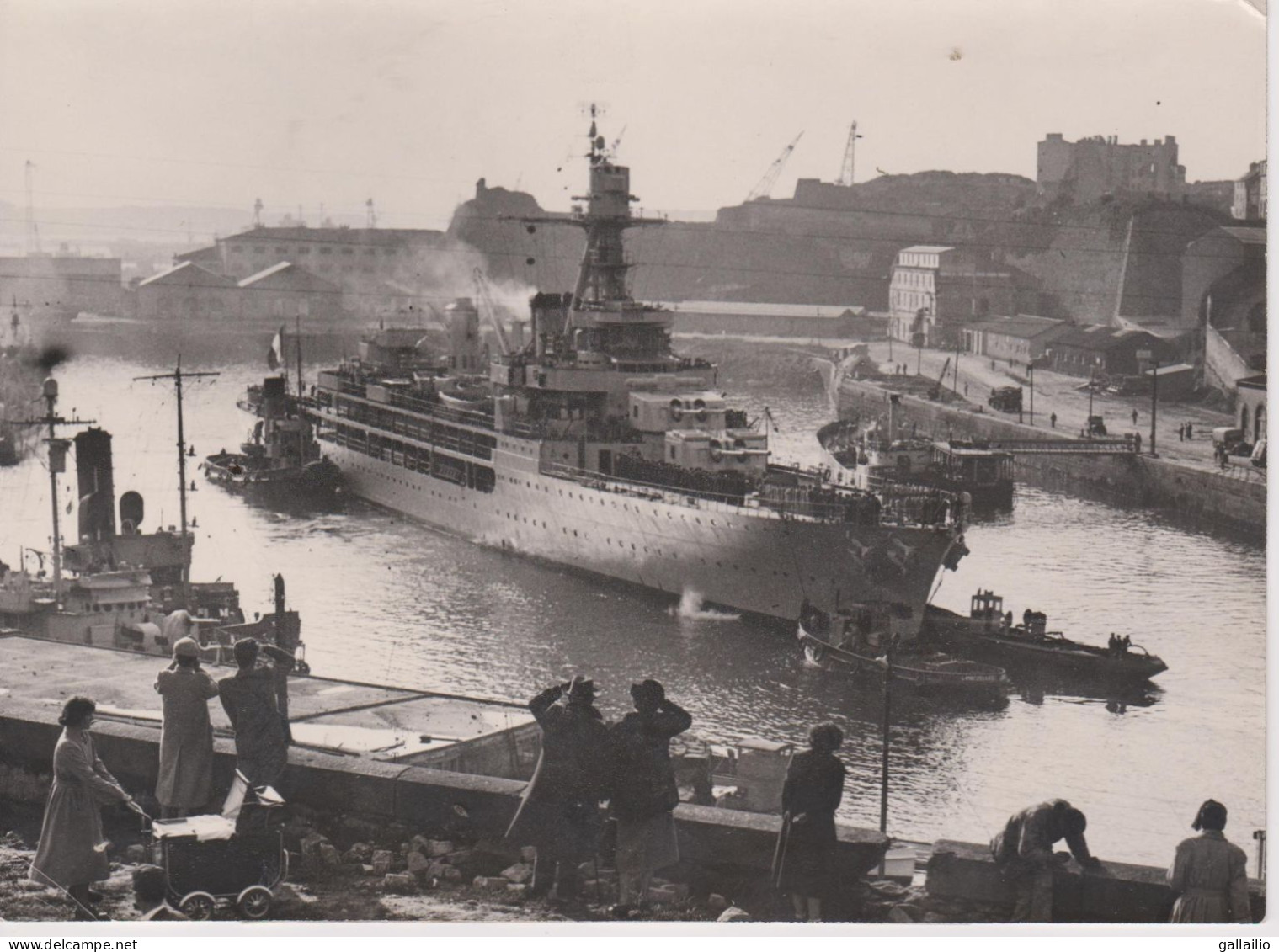 PHOTO PRESSE LE CROISEUR ECOLE JEANNE D'ARC QUITTANT BREST A D P PHOTO FORMAT 18 X 13 CMS - Bateaux