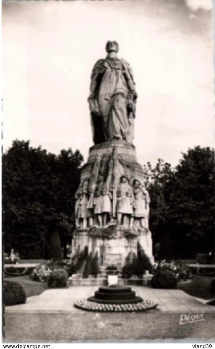 BELFORT. -  Square Du Souvenir. -  Monument Aux Morts.    Non Circulée. - Belfort - Ville