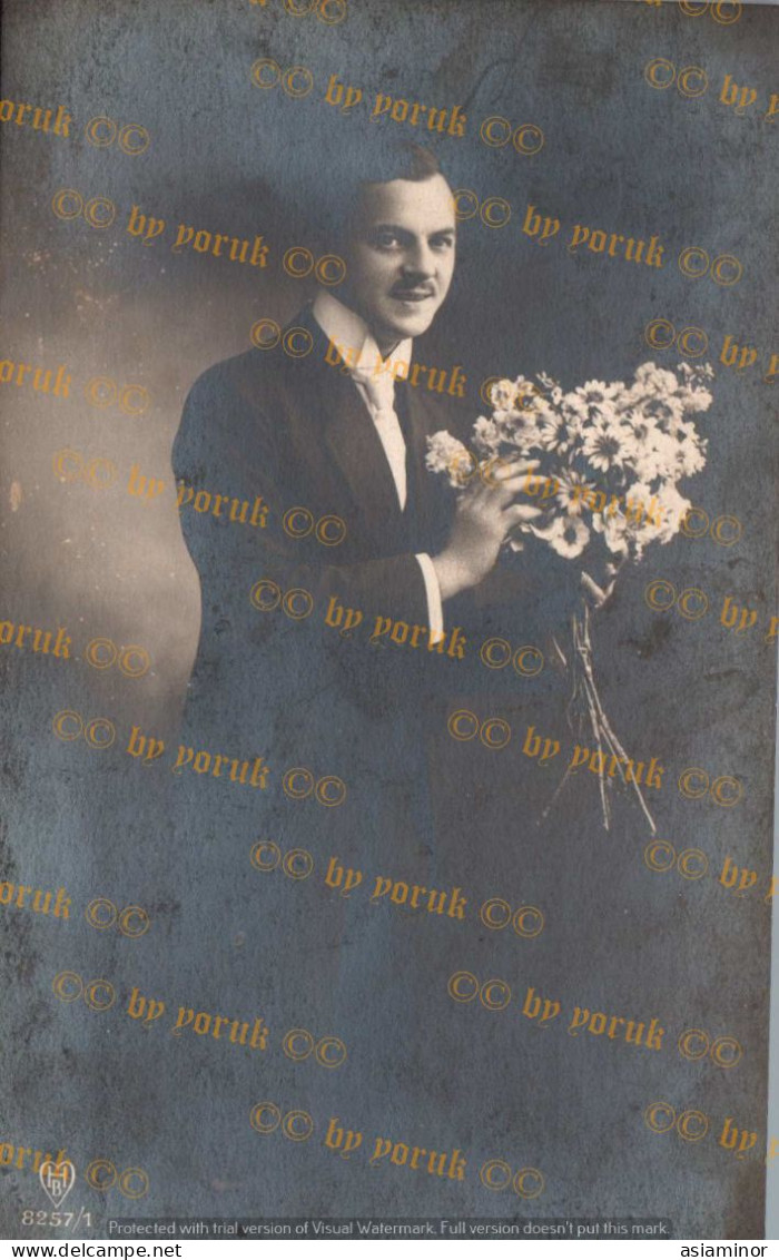 Postcard - 1920/30 - 9x14 Cm. | Fancy. A Gentleman With Wildflowers In His Hands. - Written In Greek. * - Hommes