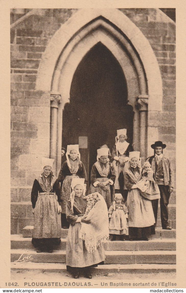 Plougastel-Daoulas  (29 - Finistère) Un Baptême Sortant De L'Eglise - Plougastel-Daoulas