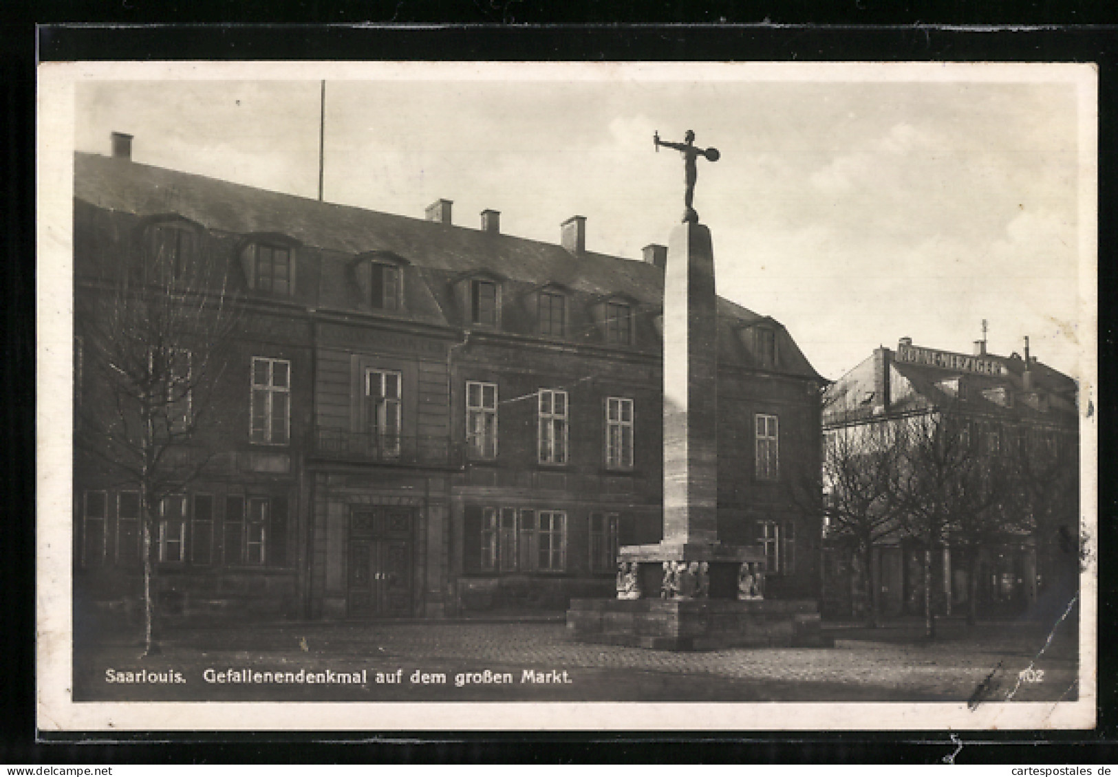 AK Saarlouis, Gefallenendenkmal Auf Dem Grossen Markt  - Kreis Saarlouis