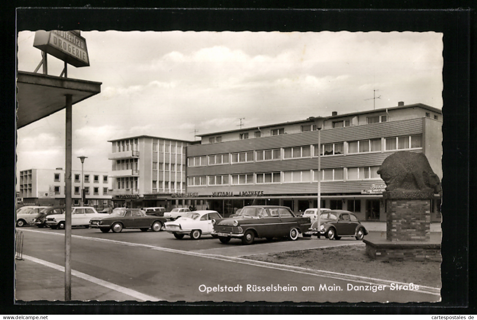 AK Rüsselsheim, Blick In Die Danziger Strasse, Autos Auf Dem Parkplatz Vor Victoria Apotheke  - Ruesselsheim