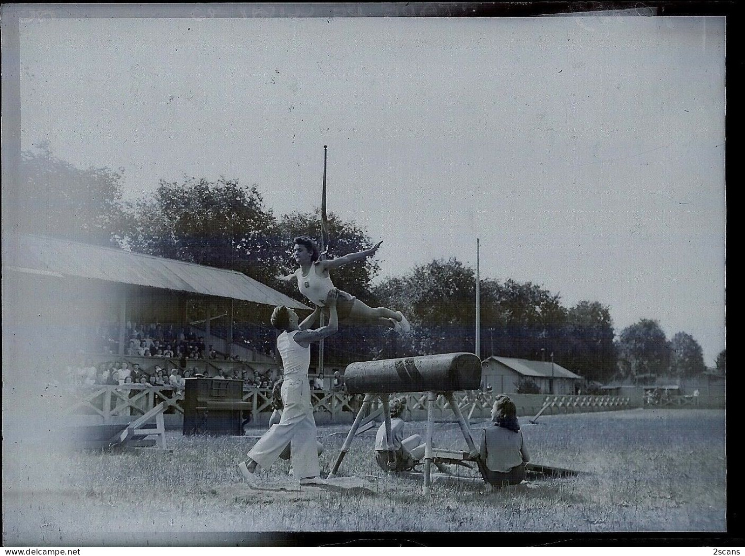 92 CLICHY - Ensemble de 12 PLAQUES DE VERRE anciennes (1943) - STADE DE CLICHY, gymnastique, sport - Issy-les-Moulineaux