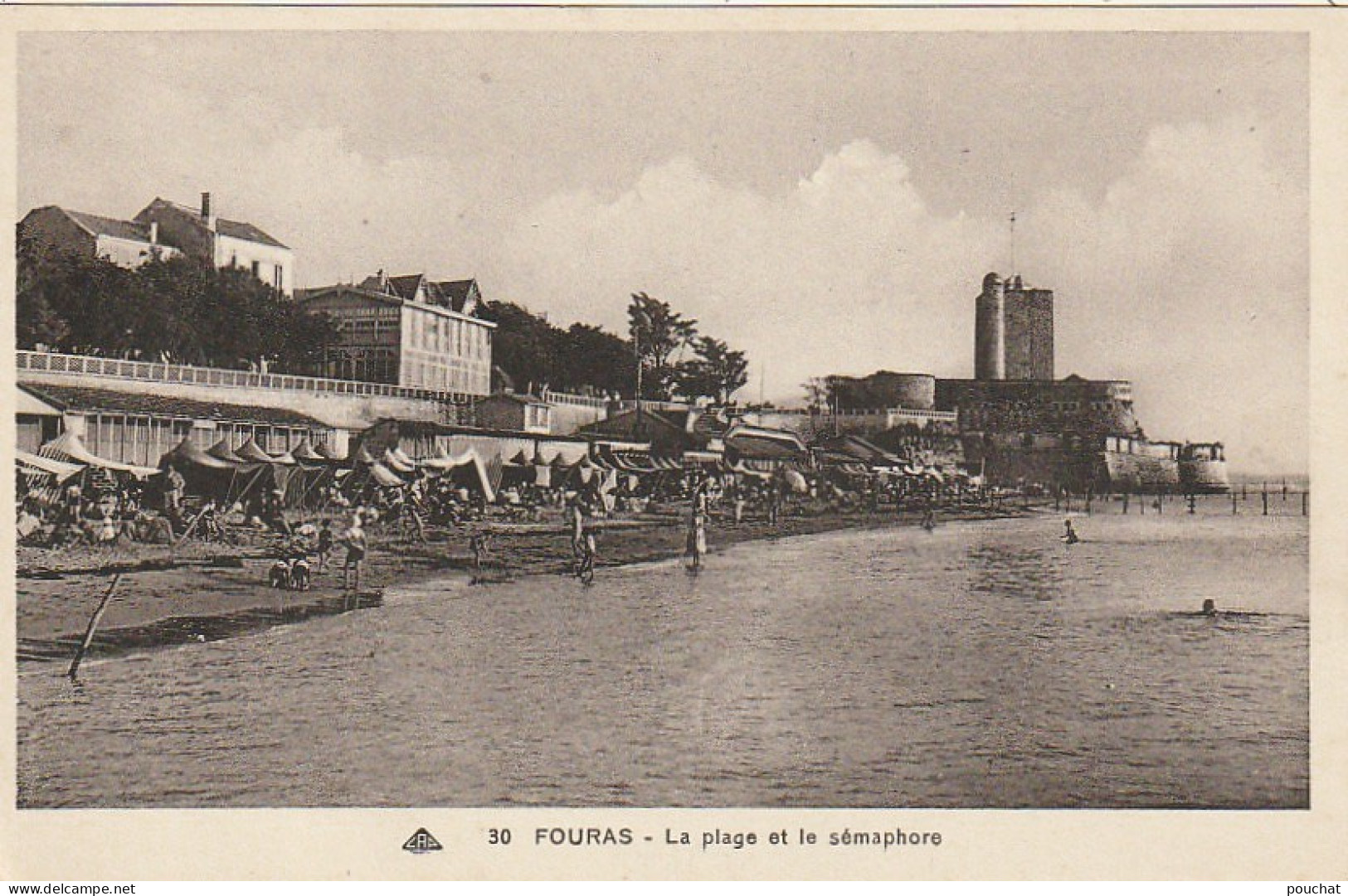 AL24 (17) FOURAS -  LA PLAGE ET LE SEMAPHORE -  TENTES DE PLAGE ET BAIGNEURS  -  2 SCANS - Fouras-les-Bains