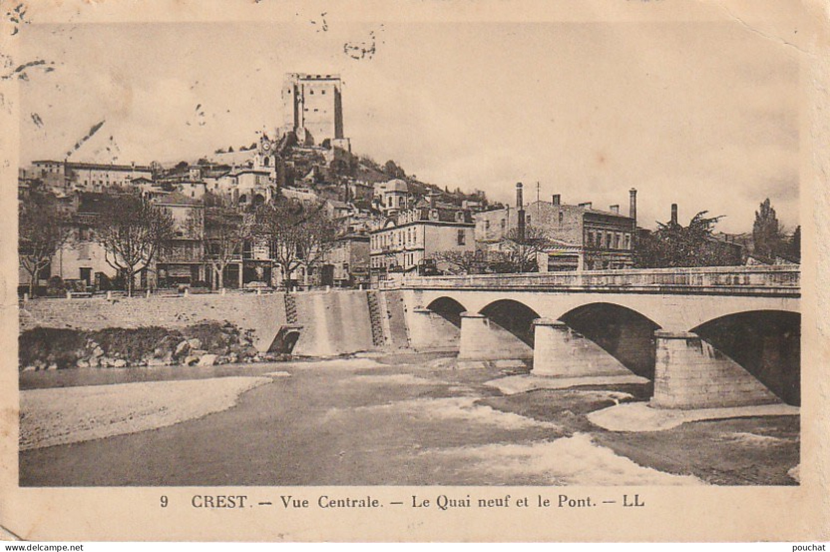 BE20 -(26) CREST - VUE CENTRALE - LE QUAI  NEUF  ET LE PONT  -  2 SCANS - Crest