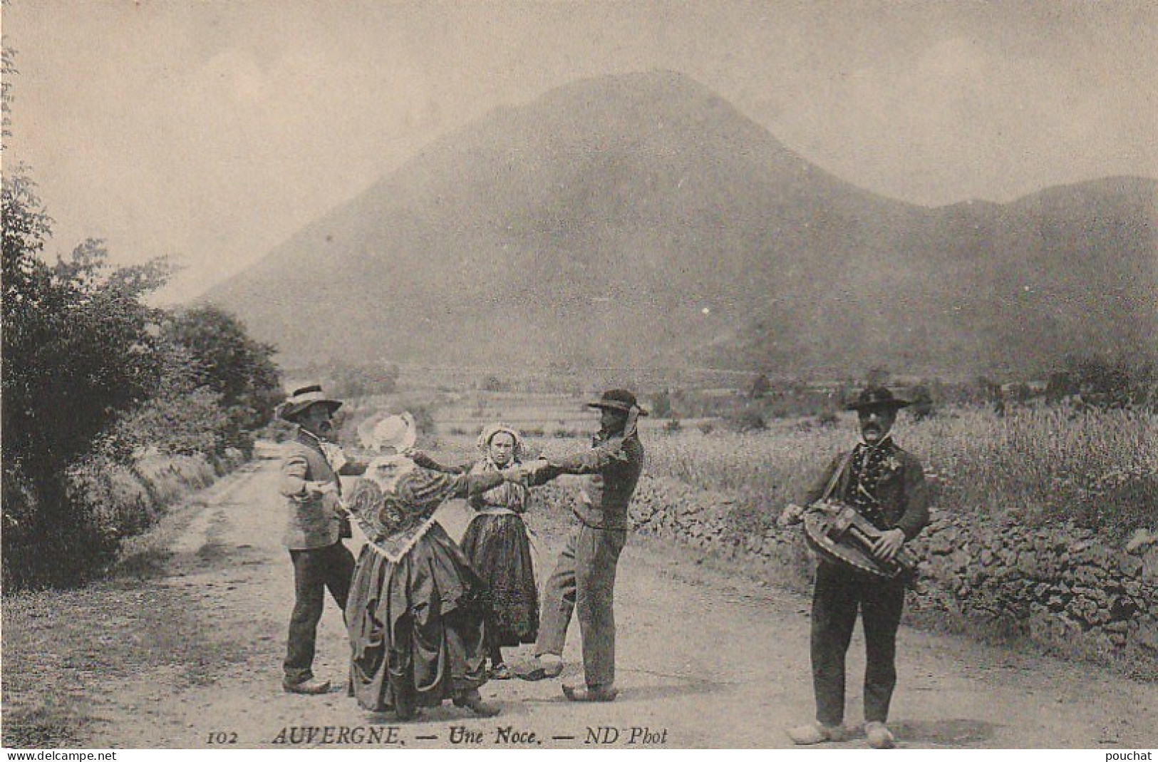 AL20 - AUVERGNE  -  UNE NOCE -  VIELLEUR  -  DANSEURS DE BOURREE  -  2 SCANS . - Dans