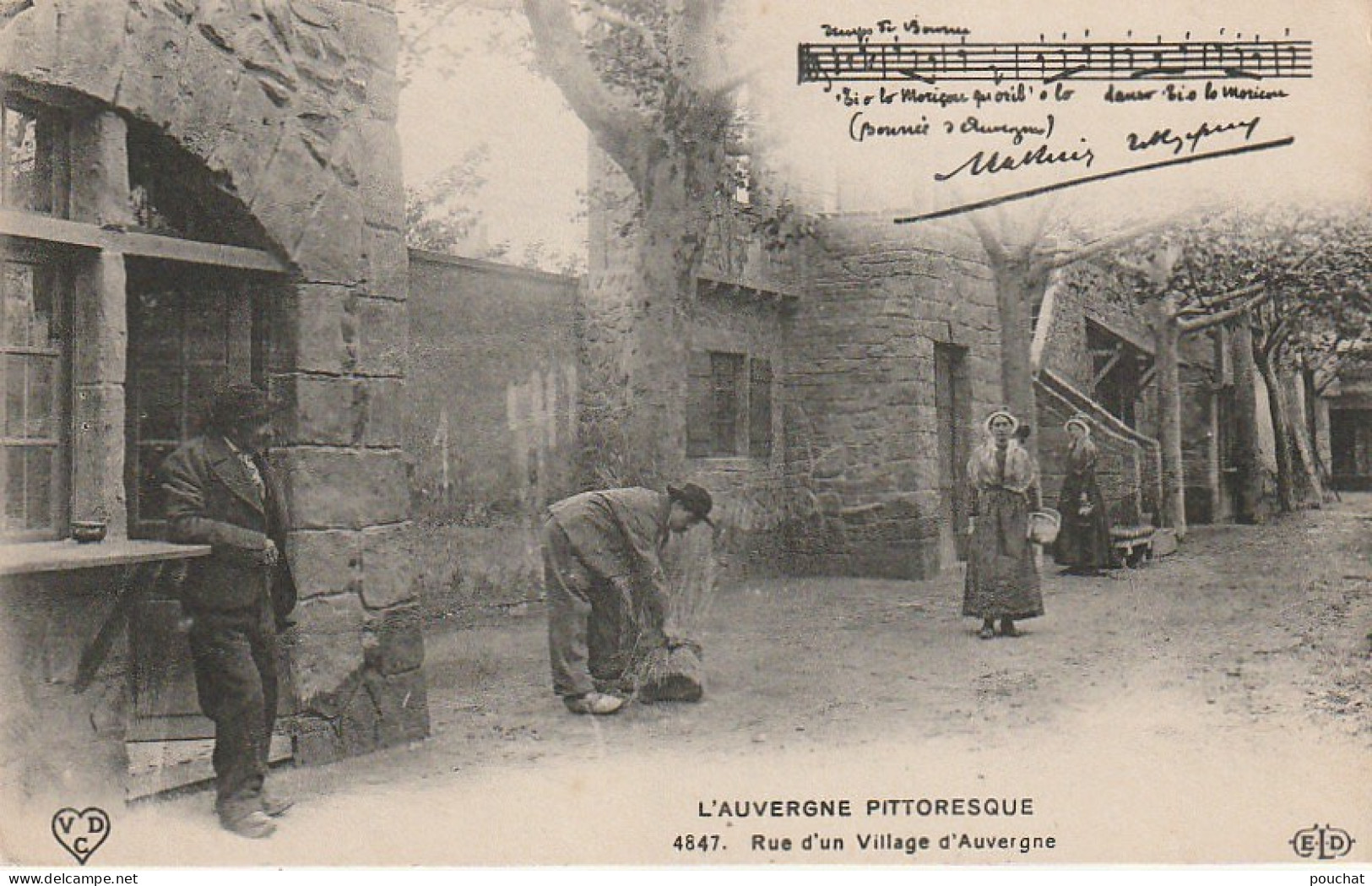 AL20 - L ' AUVERGNE - RUE D ' UN VILLAGE D ' AUVERGNE  - CHANS0N , PAROLES ET MUSIQUE -  LA  BOURREE -  2 SCANS  . - Musica