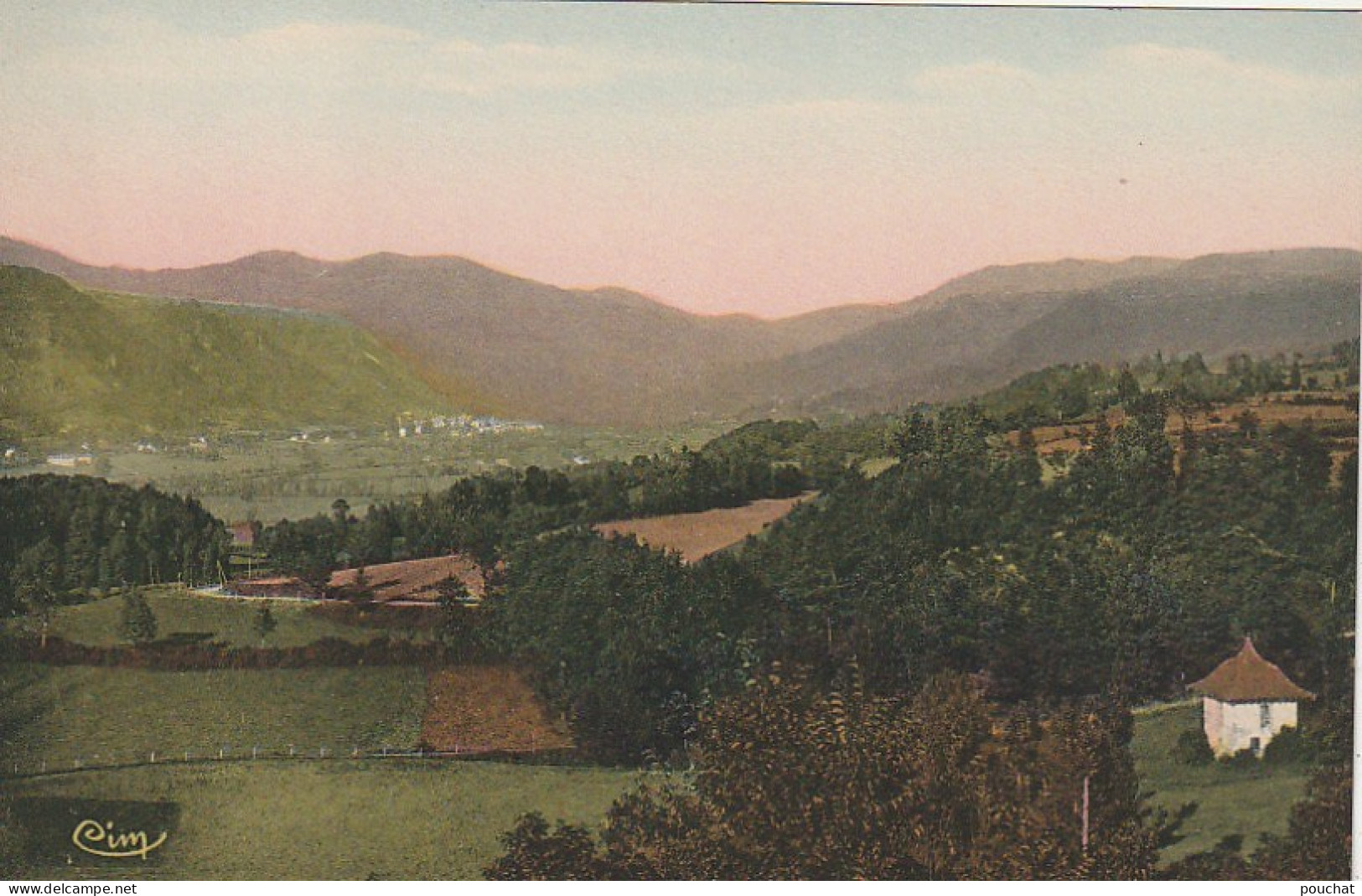 AL21 -(15) POLMINHAC - VALLEE DE LA CERE  -  VUE DE VIC SUR CERE  ET SES ENVIRONS  - CARTE  COLORISEE  -  2 SCANS  . - Autres & Non Classés