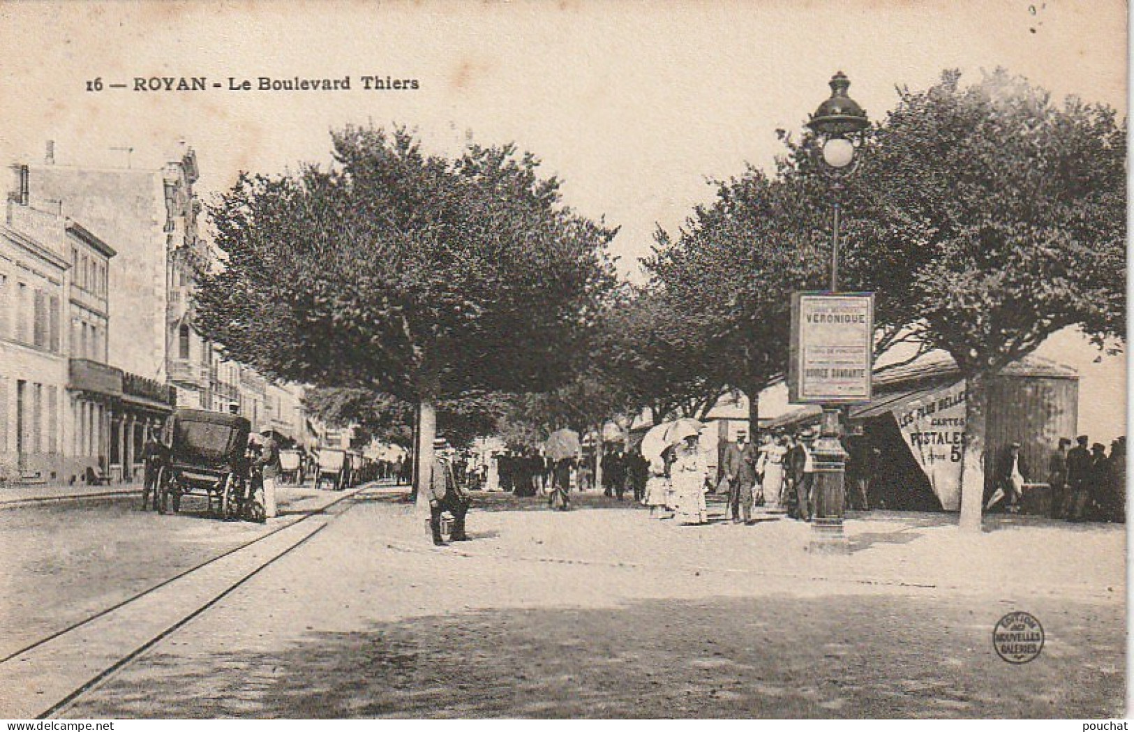 AL26 -(17) ROYAN - LE BOULEVARD  THIERS  - ANIMATION - EXPOSANT CARTES POSTALES  -  CALECHES  -  2 SCANS  . - Royan