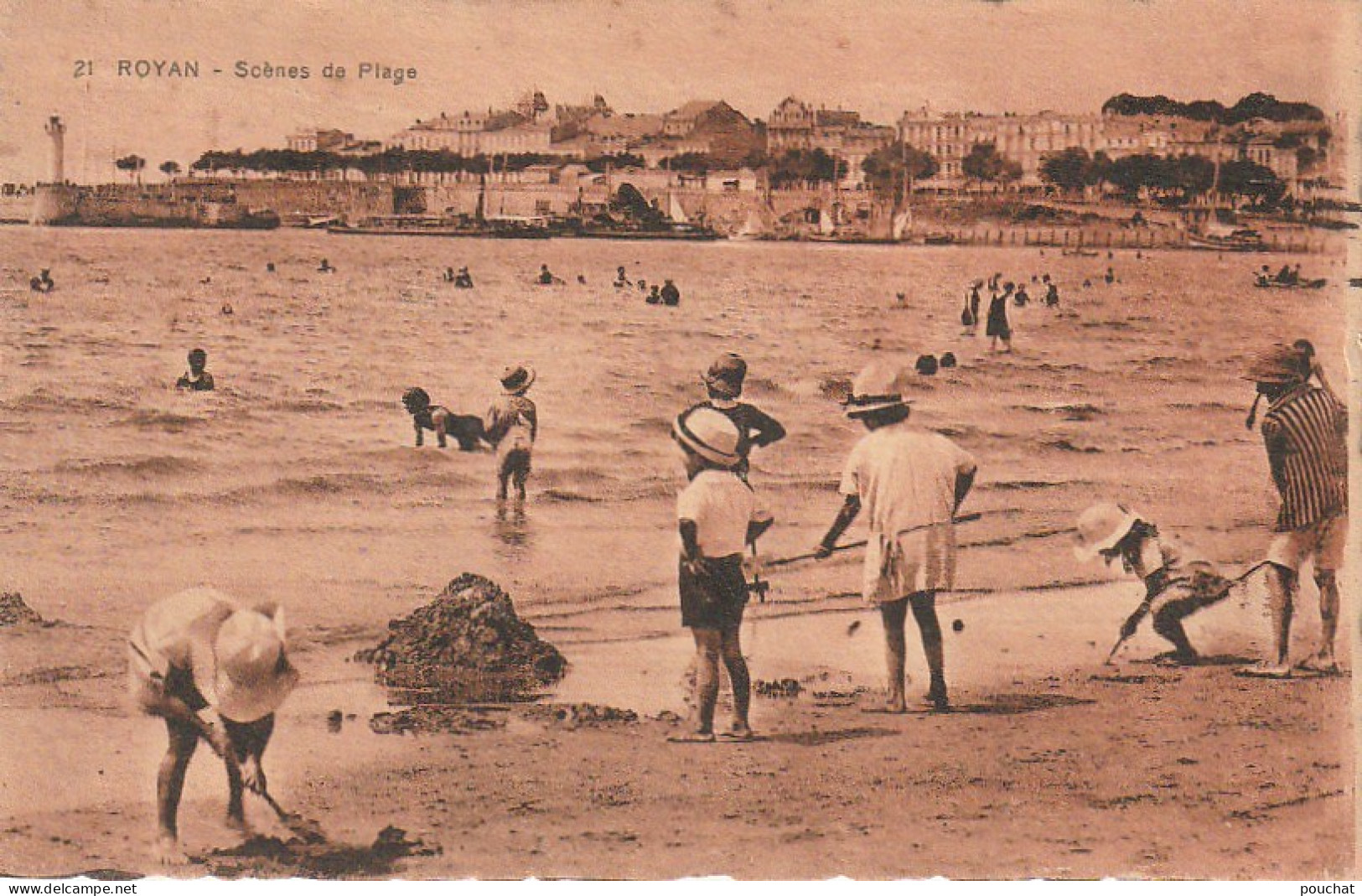 AL26 -(17) ROYAN - SCENES DE PLAGE - ANIMATION - JEUX D' ENFANTS - 2 SCANS  . - Royan