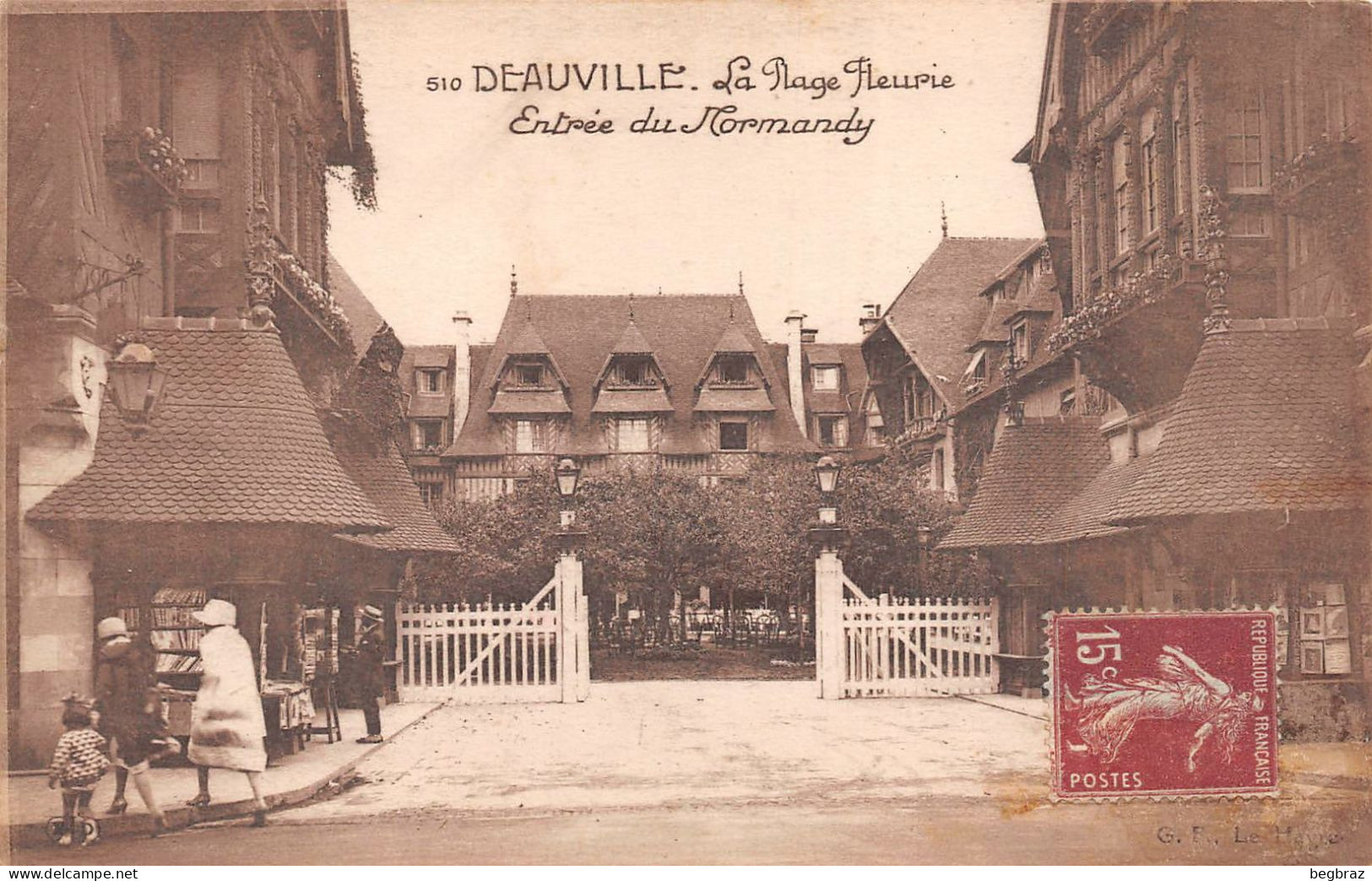 DEAUVILLE           ENTREE DU NORMANDY HOTEL    MARCHAND DE CARTES POSTALES - Deauville