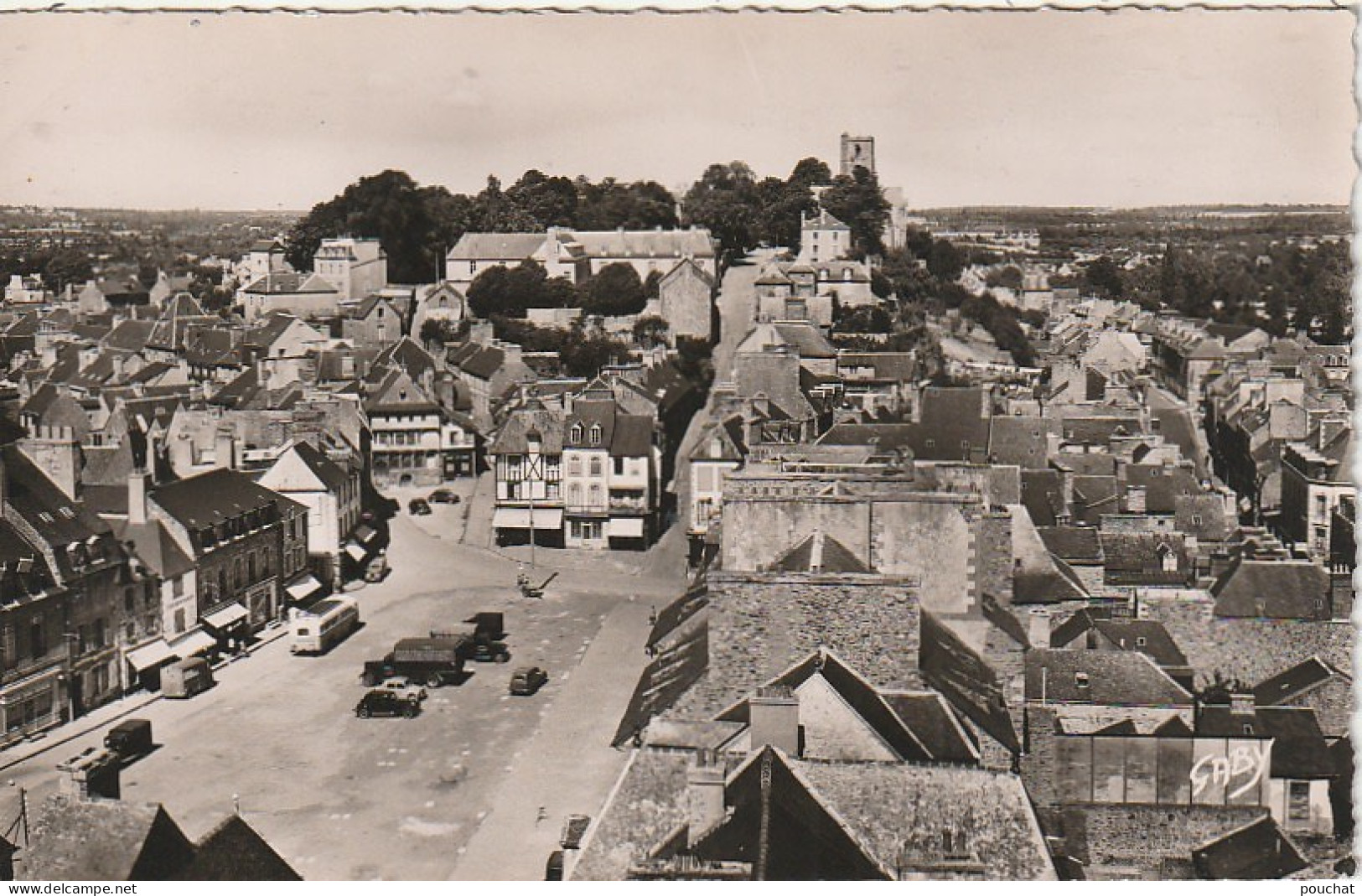 BE 8 -(22) LAMBALLE - PLACE DU MARCHE ET CLOCHER DE NOTRE DAME - AUTOBUS , FOURGONS , AUTOMOBILES  - VUE AERIENNE - Lamballe