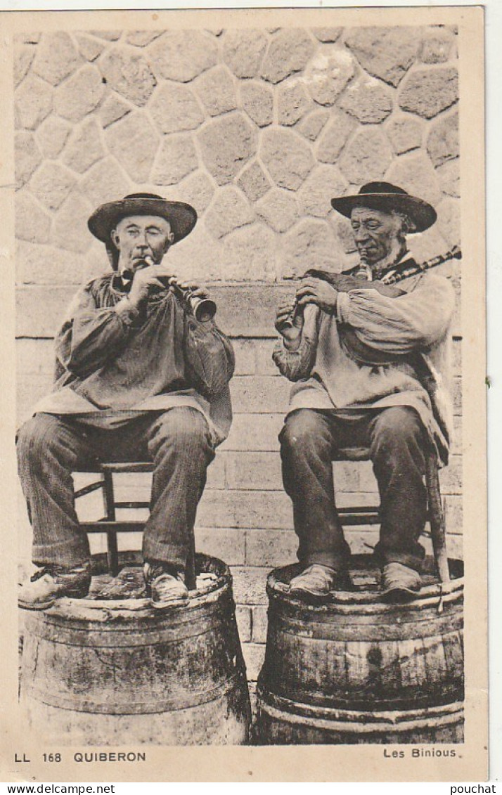 BE 10-(56) QUIBERON - LES BINIOUS   -  DUO DE MUSICIENS  ASSIS  SUR TONNEAUX  - 2 SCANS - Musica