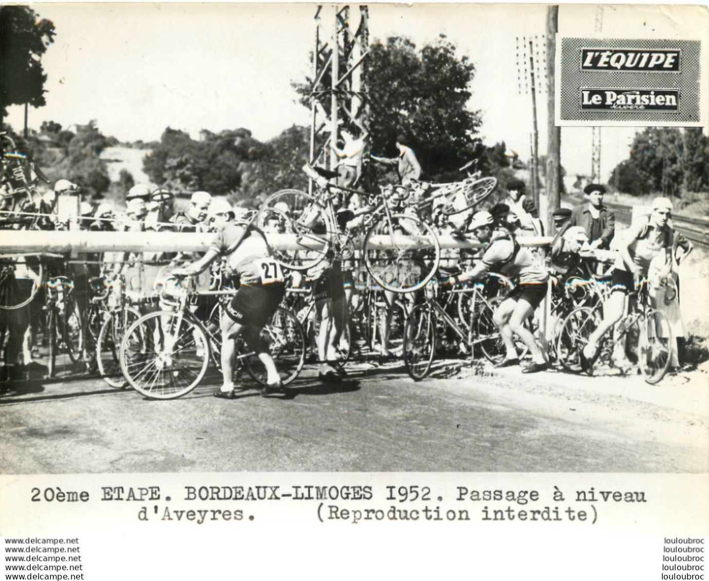 TOUR DE FRANCE 1952 PASSAGE A NIVEAU AVEYRES 20èm ETAPE PHOTO PRESSE ORIGINALE ARGENTIQUE  20X15CM EQUIPE  LE PARISIEN - Sport