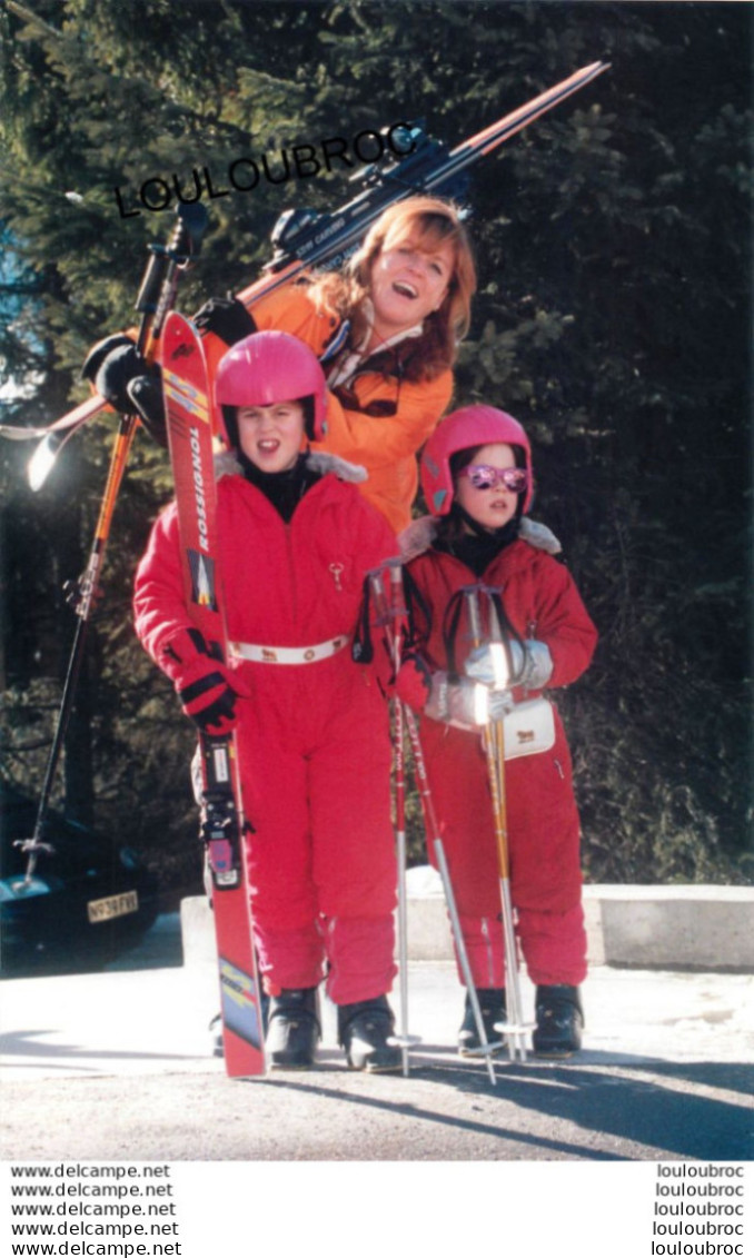 SARAH FERGUSON DUCHESSE D'YORK A VERBIER  AVEC SES FILLES 1997 PHOTO DE PRESSE  ANGELI 27 X 18 CM R4 - Personalidades Famosas