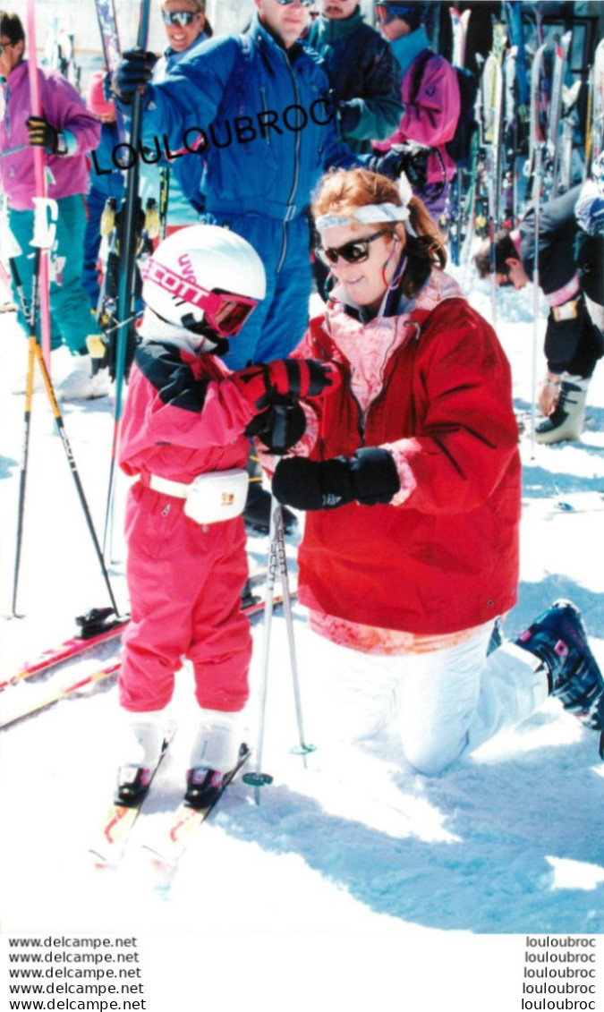 SARAH FERGUSON DUCHESSE D'YORK A VERBIER  AVEC SES FILLES 1995 PHOTO DE PRESSE  ANGELI 27 X 18 CM R5 - Famous People