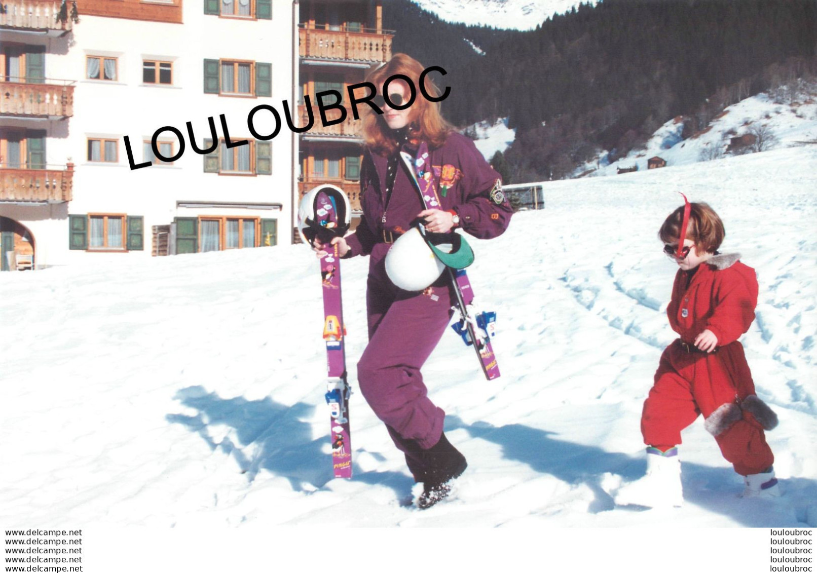 SARAH FERGUSON DUCHESSE D'YORK A KLOSTERS AVEC SES FILLES 1994 PHOTO DE PRESSE  ANGELI 27 X 18 CM R1 - Célébrités