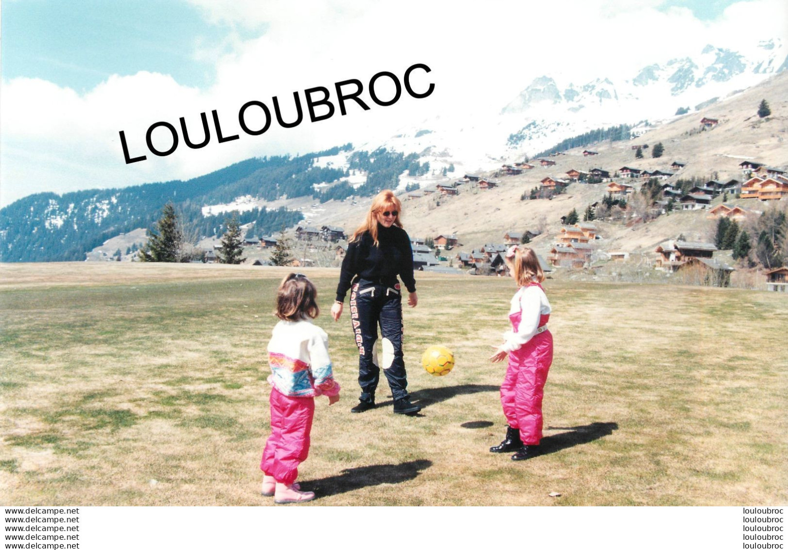 SARAH FERGUSON DUCHESSE D'YORK A VERBIER  AVEC SES FILLES 1996 PHOTO DE PRESSE  ANGELI 27 X 18 CM R3 - Beroemde Personen