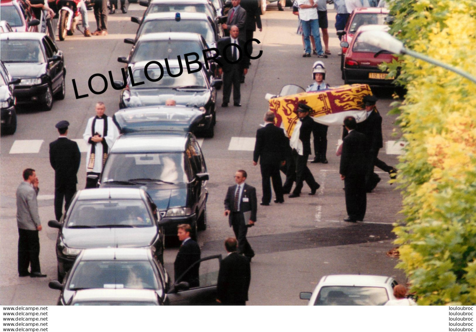 PHOTO DE PRESSE ORIGINALE SORTIE DU CERCUEIL DE LADY DIANA SPENCER 1997 PARIS  PHOTO AGENCE    ANGELI 27X18CM - Personalidades Famosas