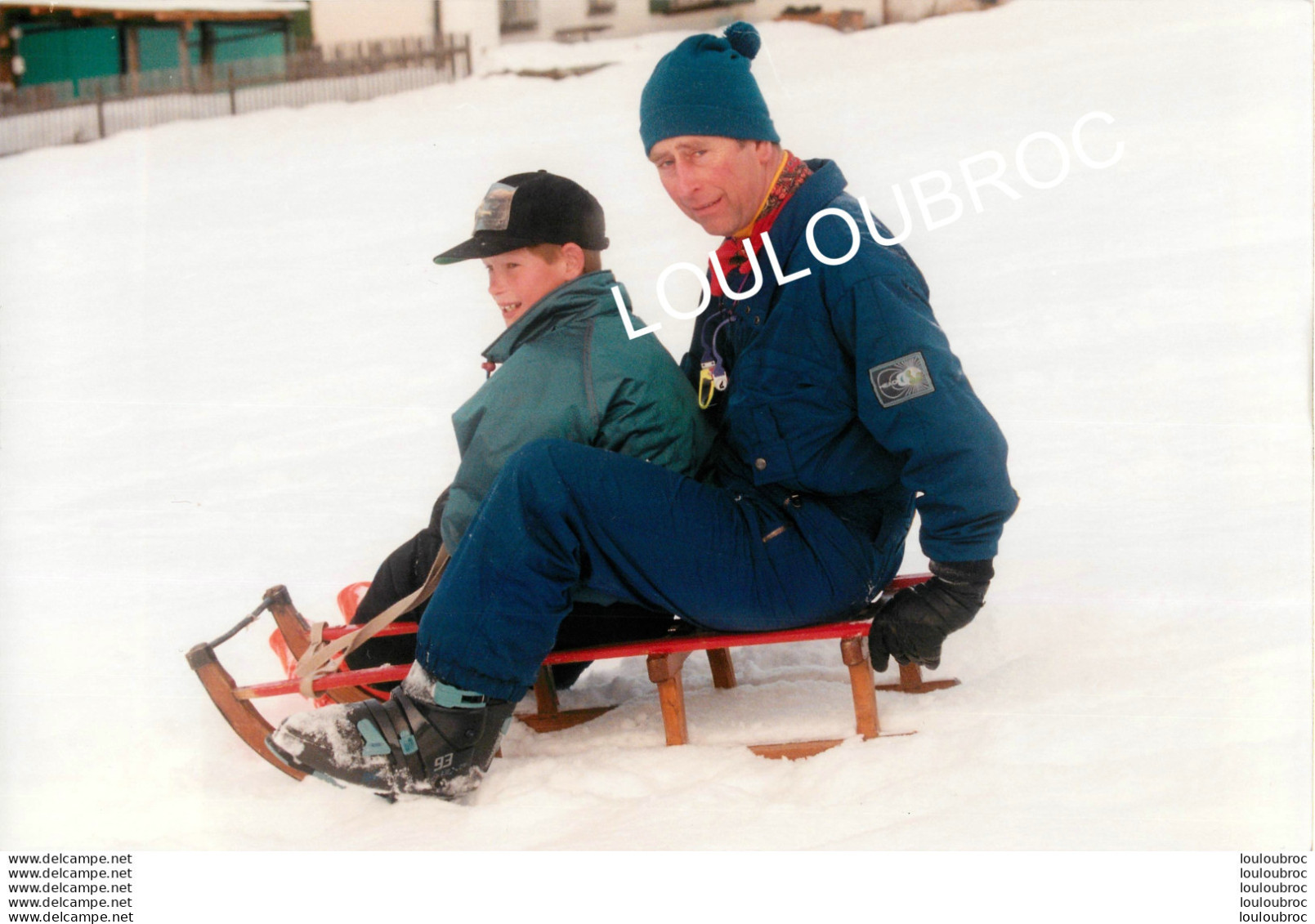 LE PRINCE CHARLES ET LE PRINCE HARRY A KLOSTERS 1997 PHOTO DE PRESSE AGENCE ANGELI  27X18CM R2 - Beroemde Personen