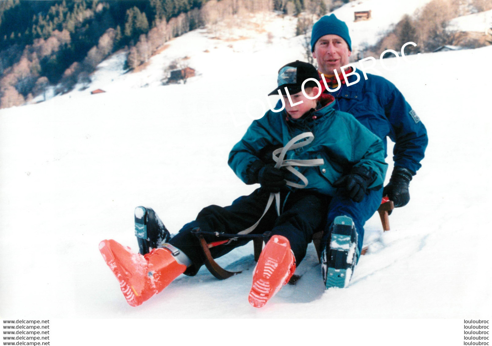 LE PRINCE CHARLES ET LE PRINCE HARRY A KLOSTERS 1997 PHOTO DE PRESSE AGENCE ANGELI  27X18CM R3 - Célébrités