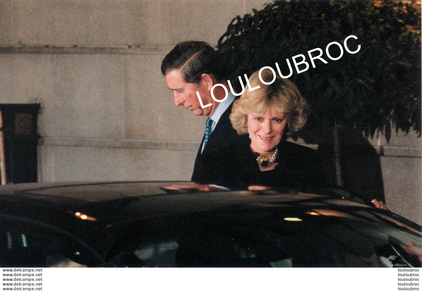 LE PRINCE CHARLES ET CAMILLA SORTIE DU RITZ DE LONDRES 1999 PHOTO DE PRESSE AGENCE ANGELI  27X18CM R1 - Célébrités