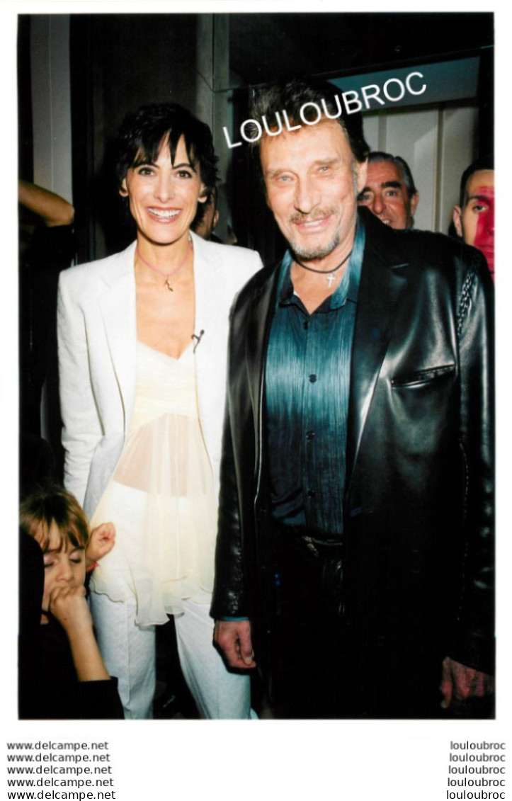 JOHNNY HALLYDAY ET INES DE LA FRESSANGE  03/2004 SALONS ROGER VIVIER PHOTO AGENCE ANGELI 30X21CM R1 - Berühmtheiten