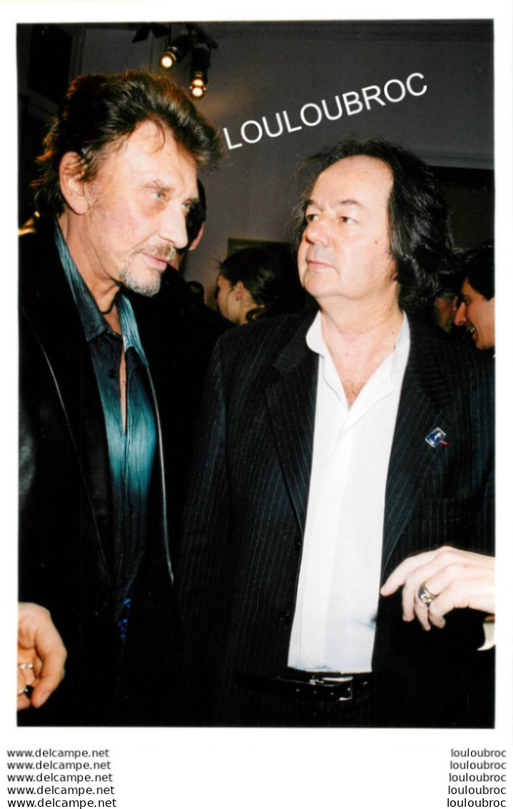 JOHNNY HALLYDAY 03/2004 SALON ROGER VIVIER AVEC GONZAGUE ST BRIS PHOTO AGENCE ANGELI 30X21CM R1 - Personalidades Famosas