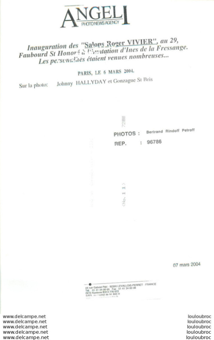 JOHNNY HALLYDAY 03/2004 SALON ROGER VIVIER AVEC GONZAGUE ST BRIS PHOTO AGENCE ANGELI 30X21CM R1 - Célébrités