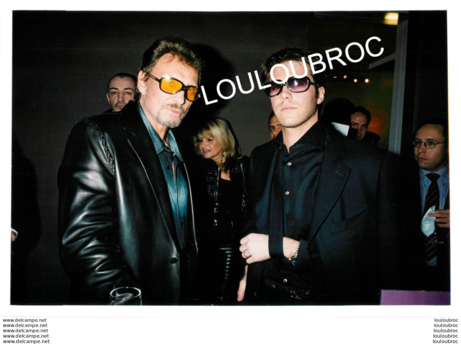 JOHNNY HALLYDAY 03/2004 SALON ROGER VIVIER AVEC EMMANUEL DE SAVOIE  PHOTO AGENCE ANGELI 30X21CM R1 - Beroemde Personen