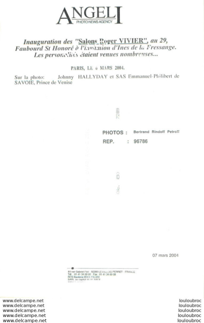 JOHNNY HALLYDAY 03/2004 SALON ROGER VIVIER AVEC EMMANUEL DE SAVOIE  PHOTO AGENCE ANGELI 30X21CM R1 - Célébrités