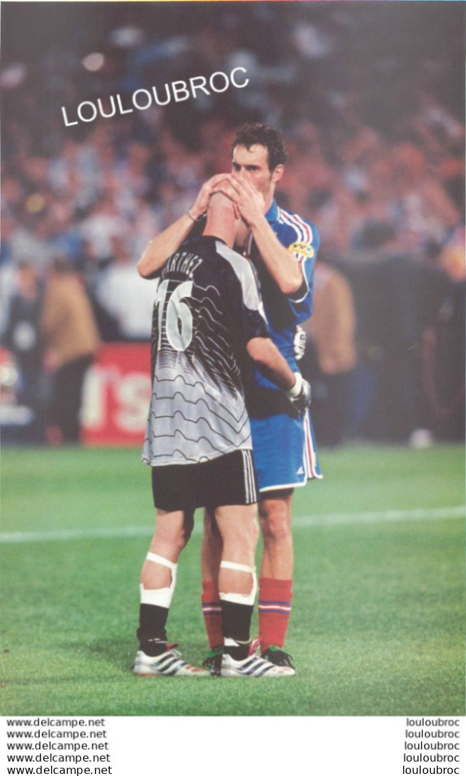 FOOTBALL PHOTO DE PRESSE 24X18 CM EURO 2000 VICTOIRE CONTRE L'ITALIE  BARTHEZ ET LAURENT BLANC  PHOTO AGENCE ANGELI - Sports