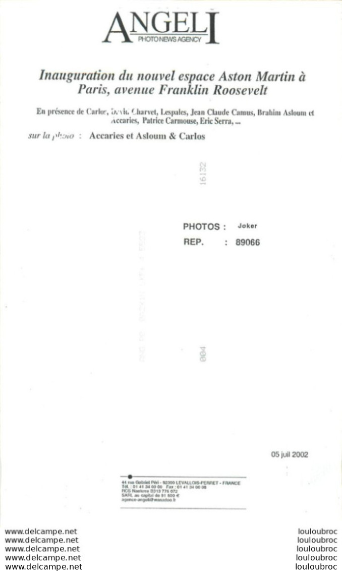 BOXEURS ACCARIES ET ASLOUM 2002 ESPACE ASTON MARTIN A PARIS AVEC CARLOS 2002  PHOTO DE PRESSE AGENCE  ANGELI 27 X 18 CM - Célébrités