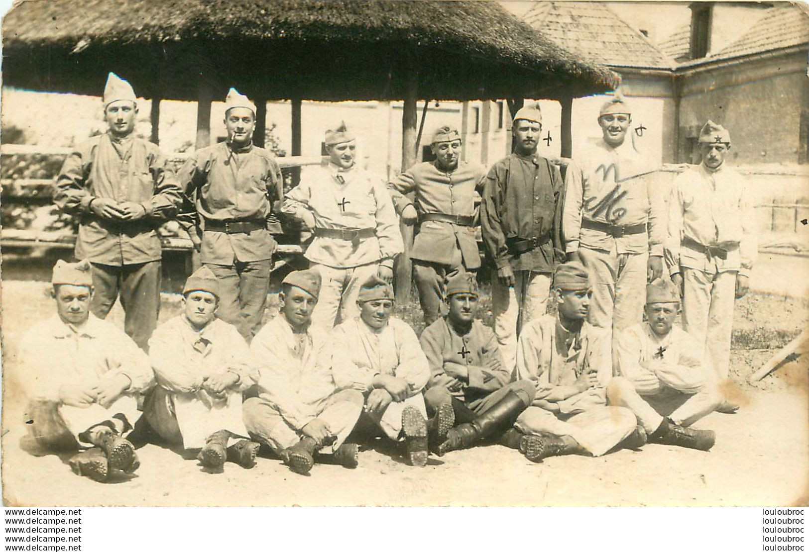 CARTE PHOTO GROUPE DE SOLDATS - Autres & Non Classés