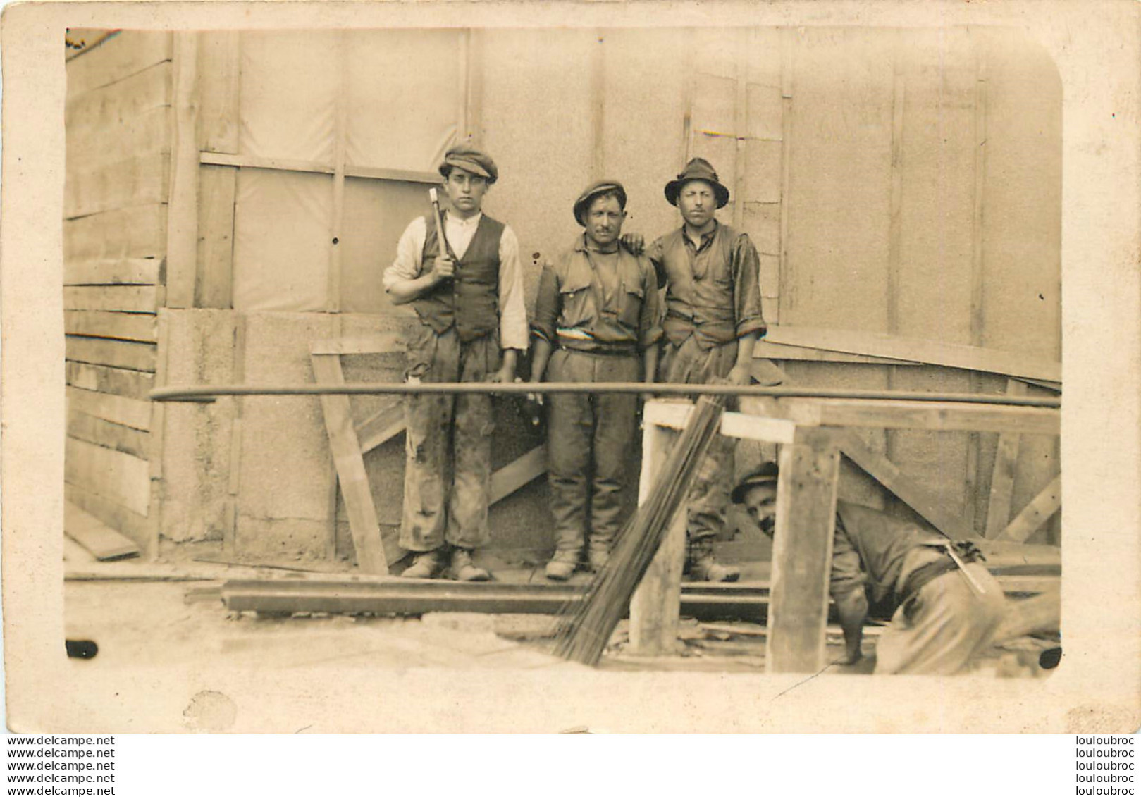 CARTE PHOTO OUVRIERS SUR UN CHANTIER  - Te Identificeren