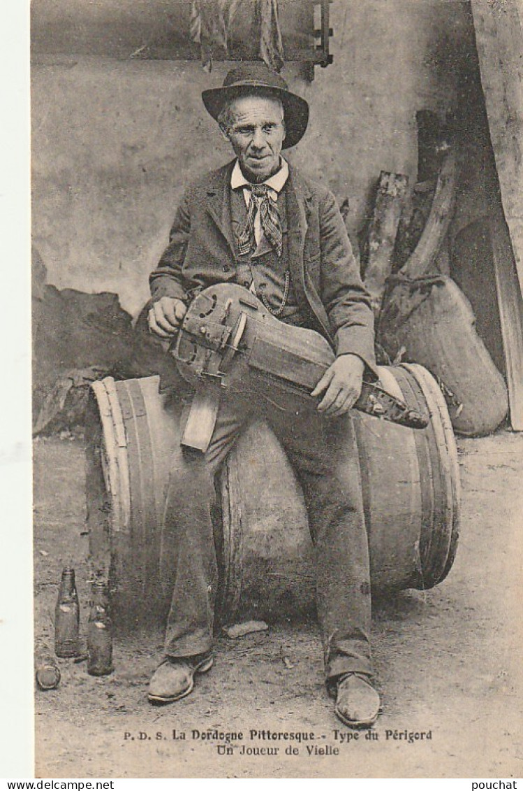 BE18 -(24) DORDOGNE PITTORESQUE  - TYPE DU PERIGORD  -  UN JOUEUR DE VIELLE  ASSIS SUR UN FUT  -    2 SCANS - Musik