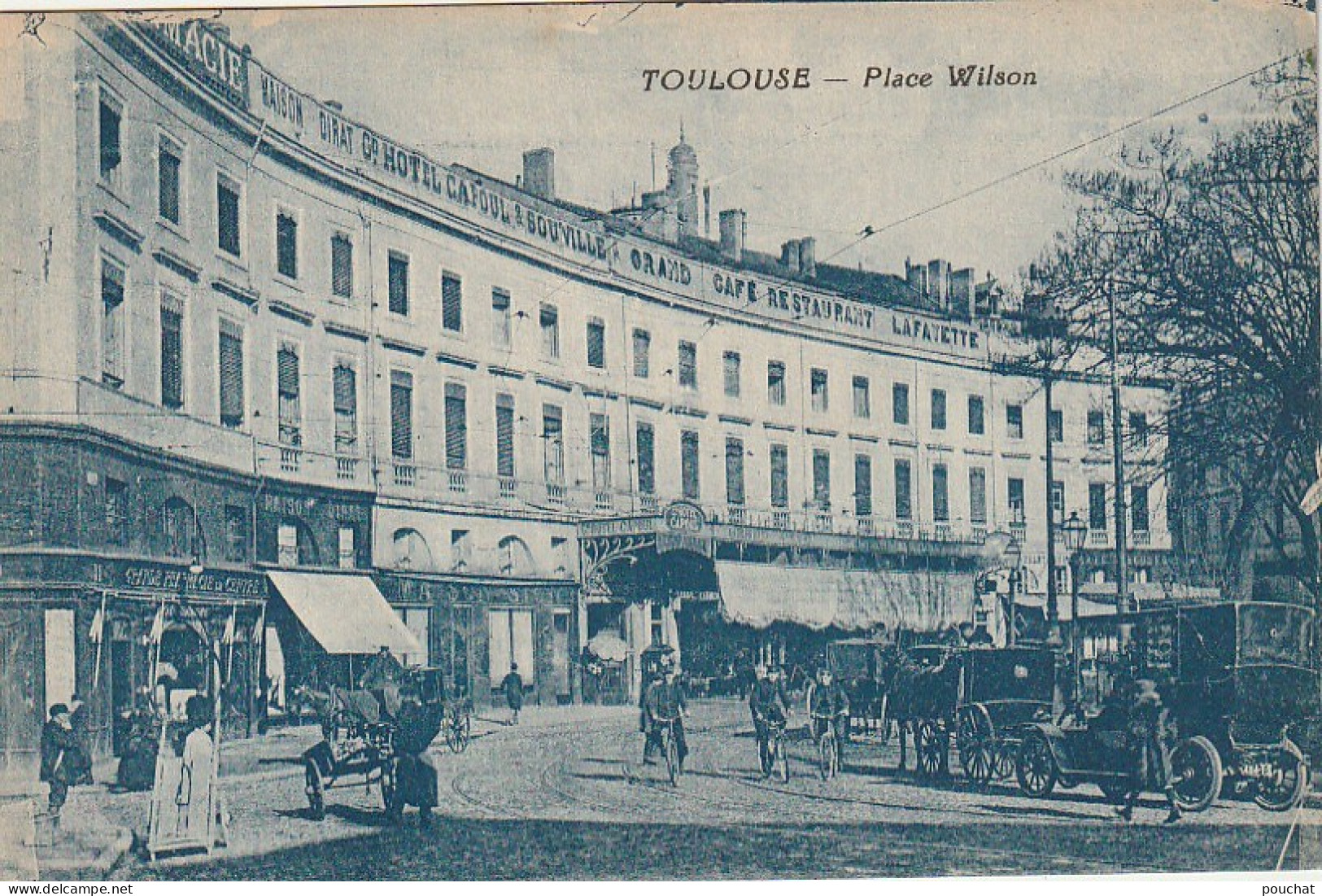 CE16 -(31) TOULOUSE - PLACE WILSON  - GRAND HOTEL CAPOUL -  AUTOMOBILES ET CALECHES  A CHEVAL  - CYCLISTES  -  2 SCANS - Toulouse