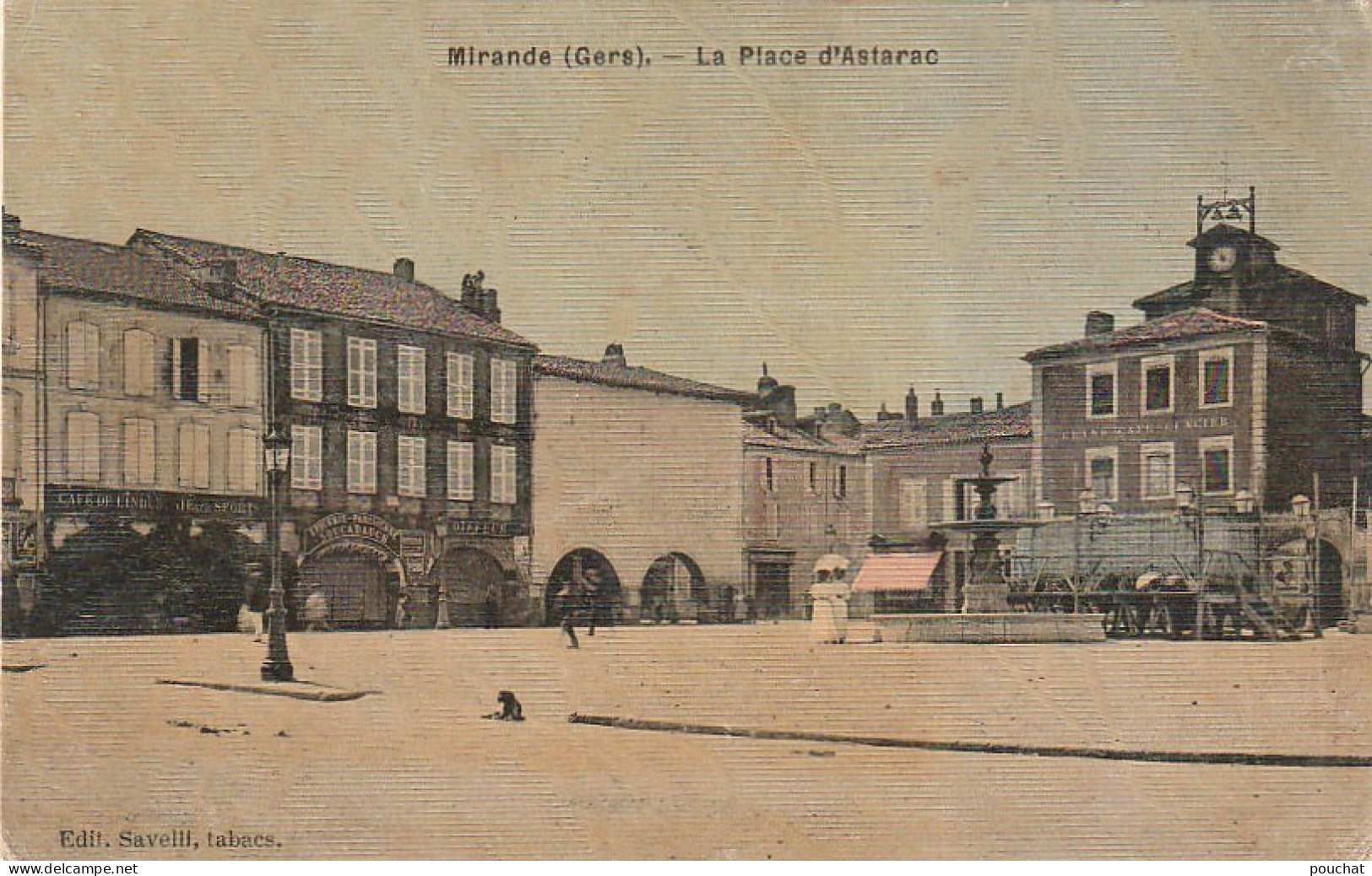 CE20 -(32) MIRANDE  - LA PLACE D ' ASTARAC  -  COMMERCES ,  CAFES  -  CARTE COLORISEE  TOILEE  -  2 SCANS - Mirande