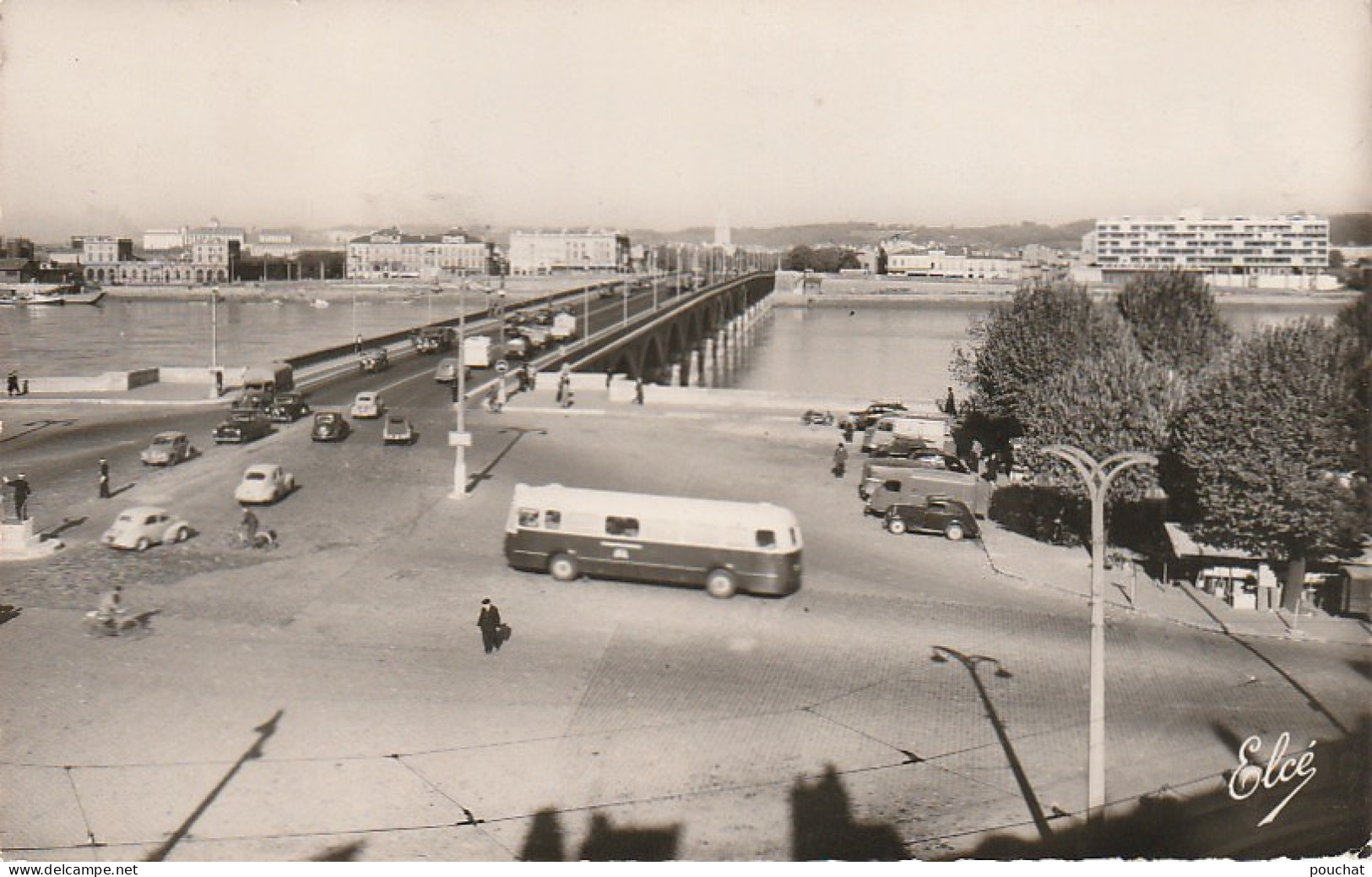 CE24 -(33) BORDEAUX - ENTREE DU PONT - LA NOUVELLE  CASERNE DES POMPIERS A LA BASTIDE - AUTOBUS , AUTOMOBILES -  2 SCANS - Bordeaux