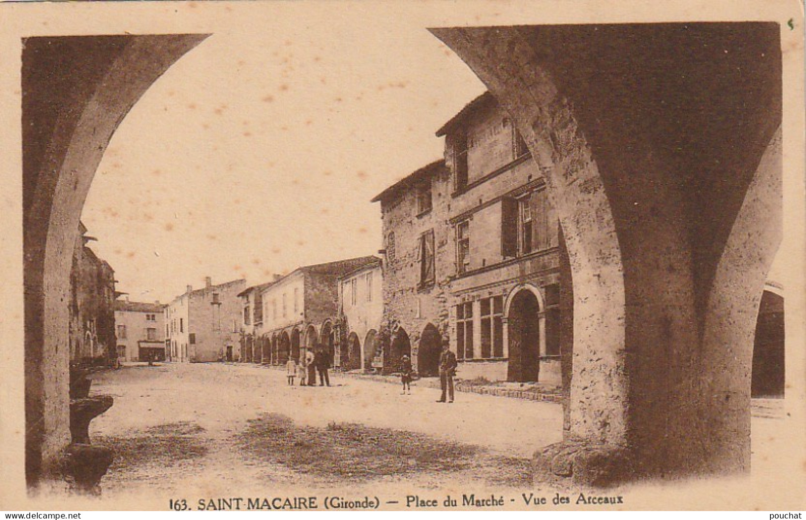 CE 27 -(33) SAINT MACAIRE  - PLACE DU MARCHE -  VUE DES  ARCEAUX  - ANIMATION  -  2 SCANS - Other & Unclassified