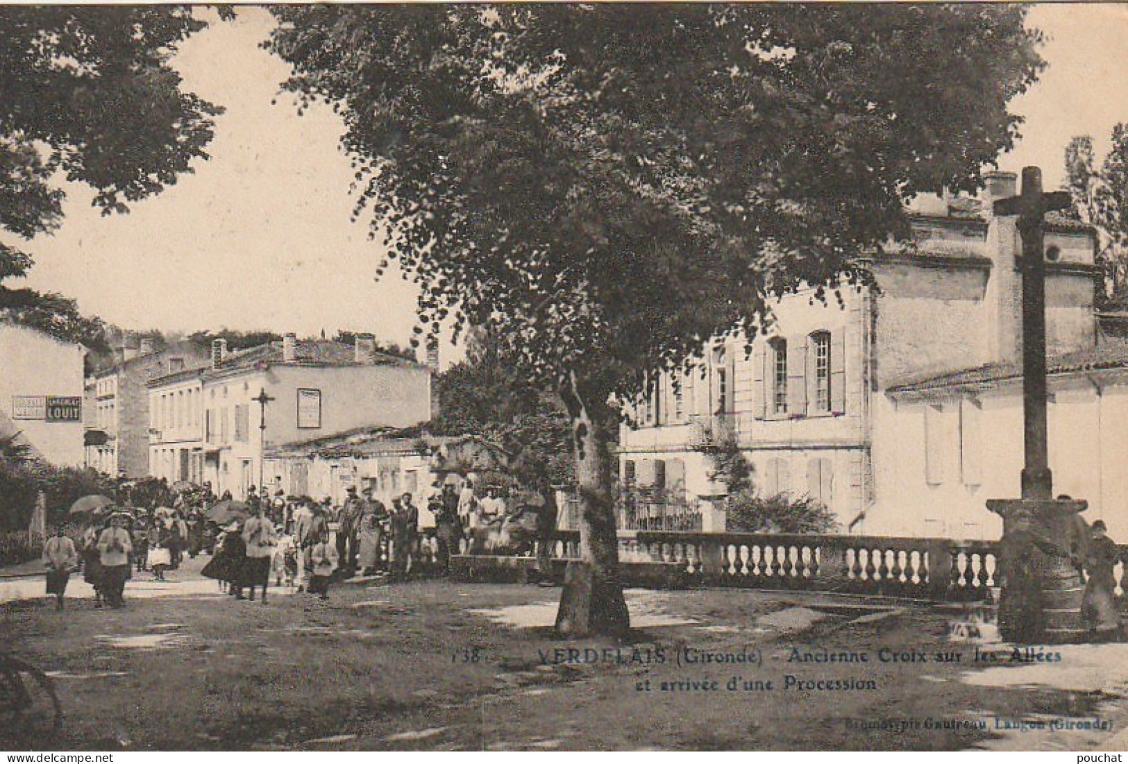 CE 27 -(33) VERDELAIS  - ANCIENNE CROIX SUR LES ALLEES  - ARRIVEE D ' UNE  PROCESSION  -  2 SCANS - Verdelais